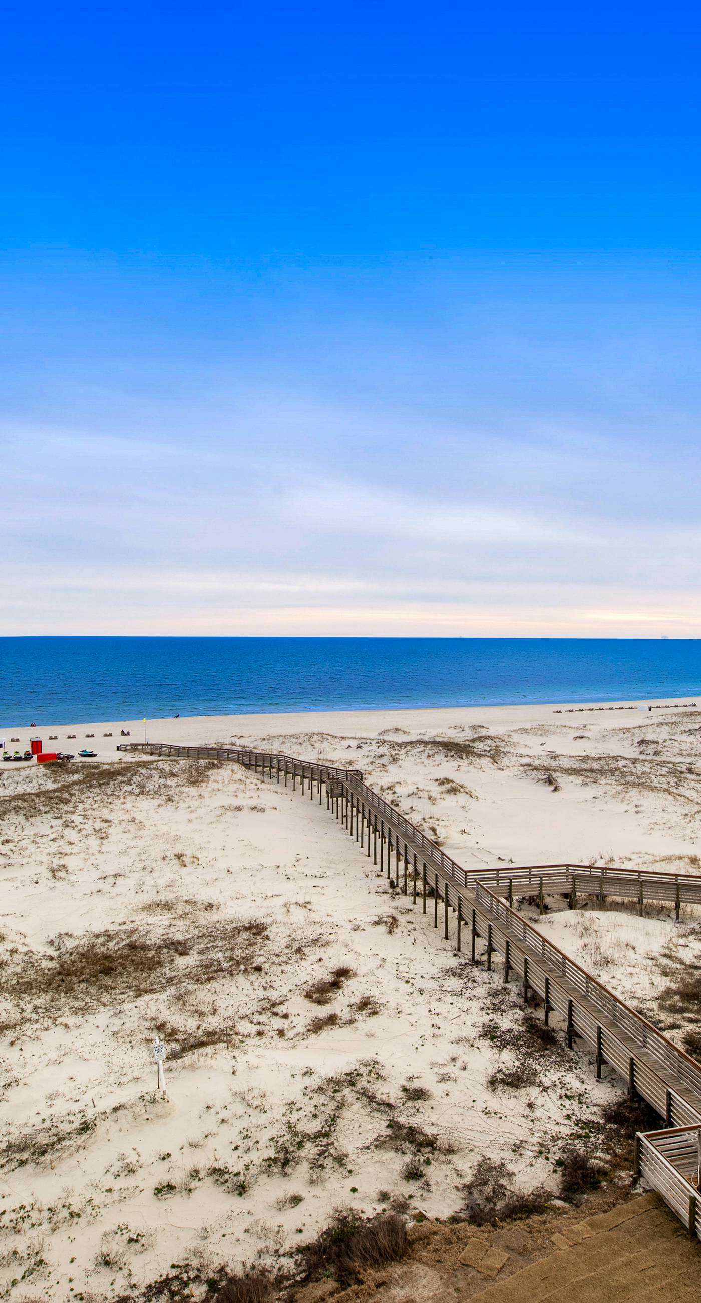 Fifth floor oceanfront studio with central AC, WiFi, pools and gym