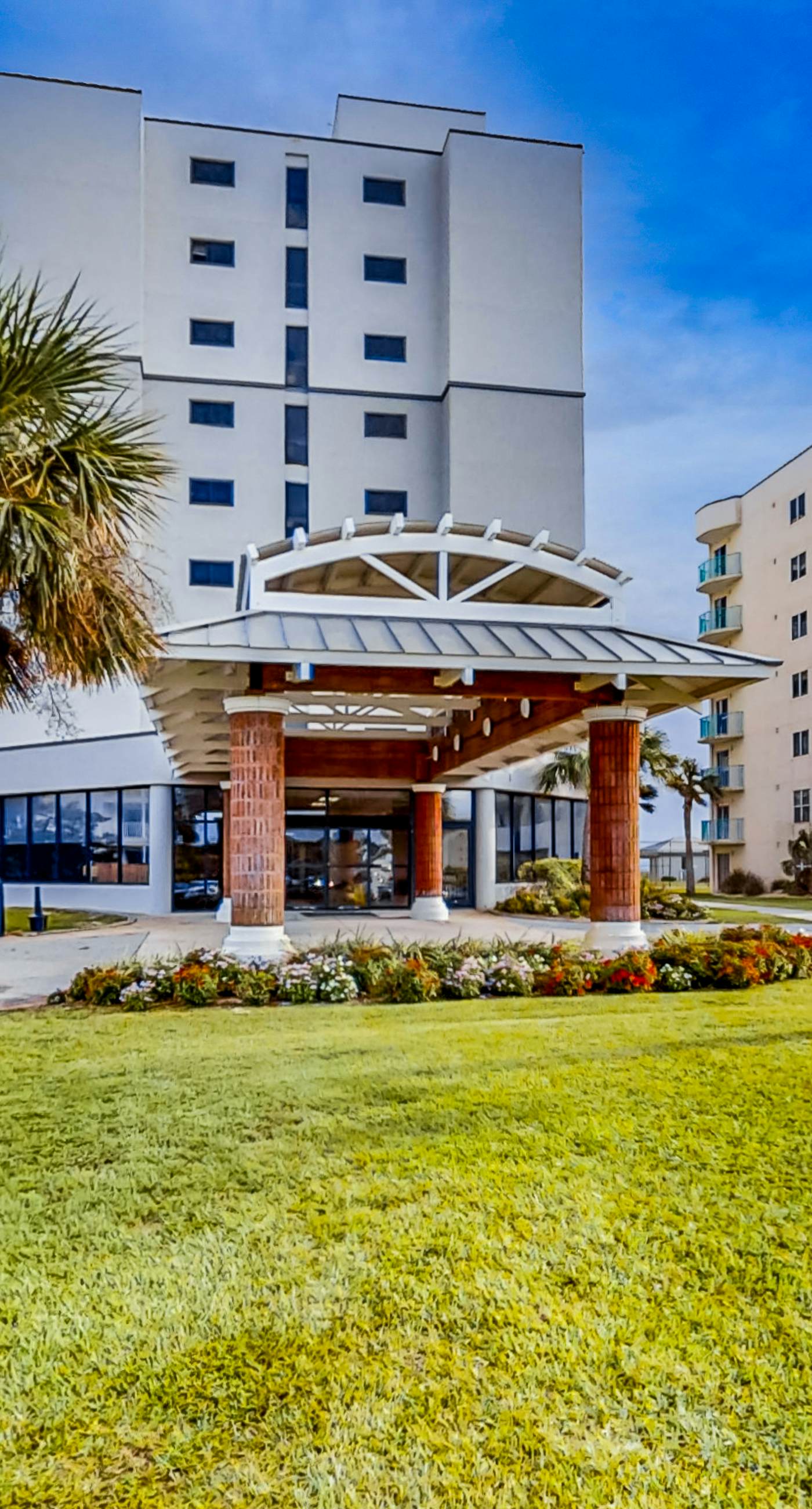 Fifth floor oceanfront studio with central AC, WiFi, pools and gym