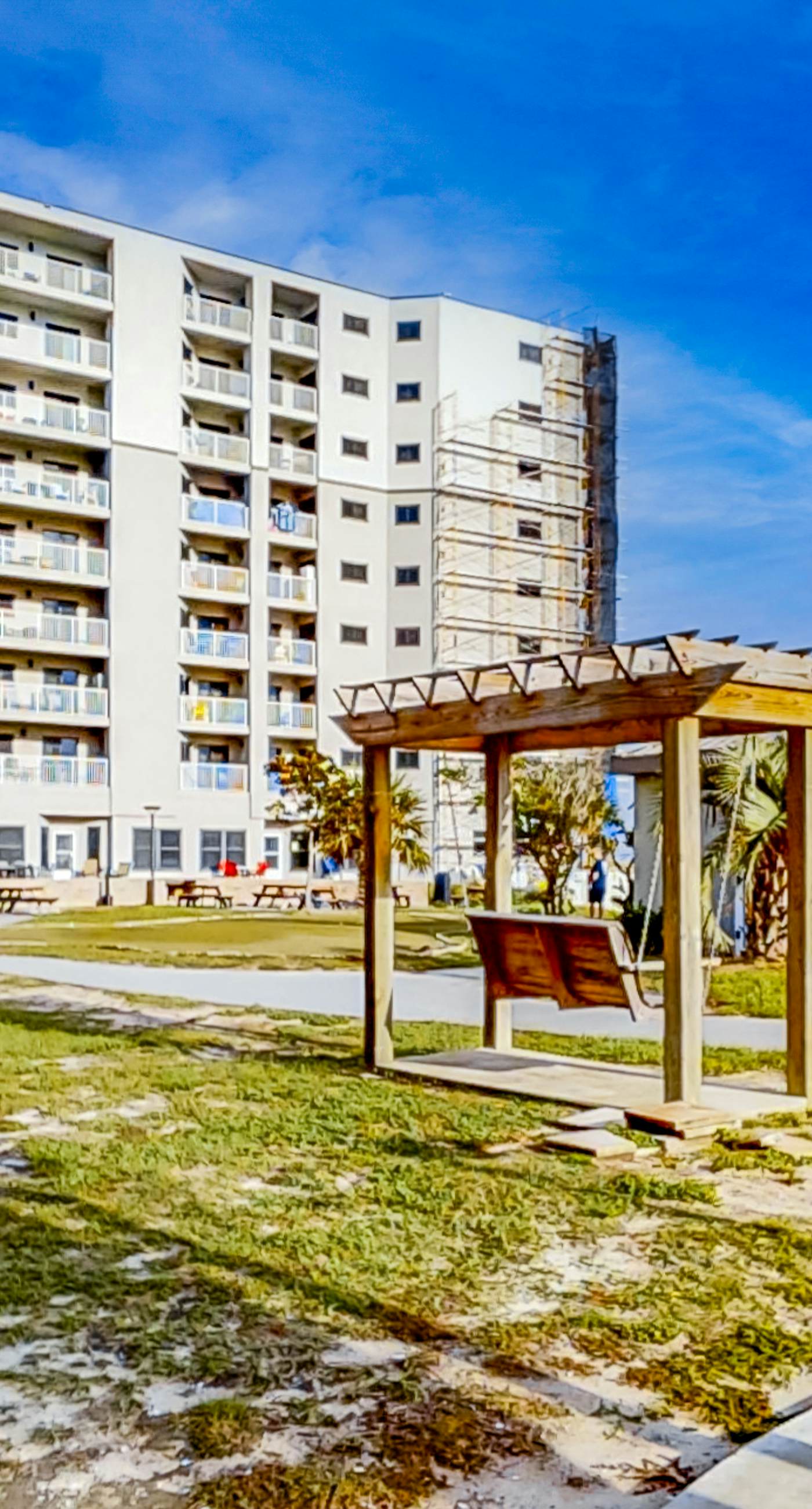 Fifth floor oceanfront studio with central AC, WiFi, pools and gym