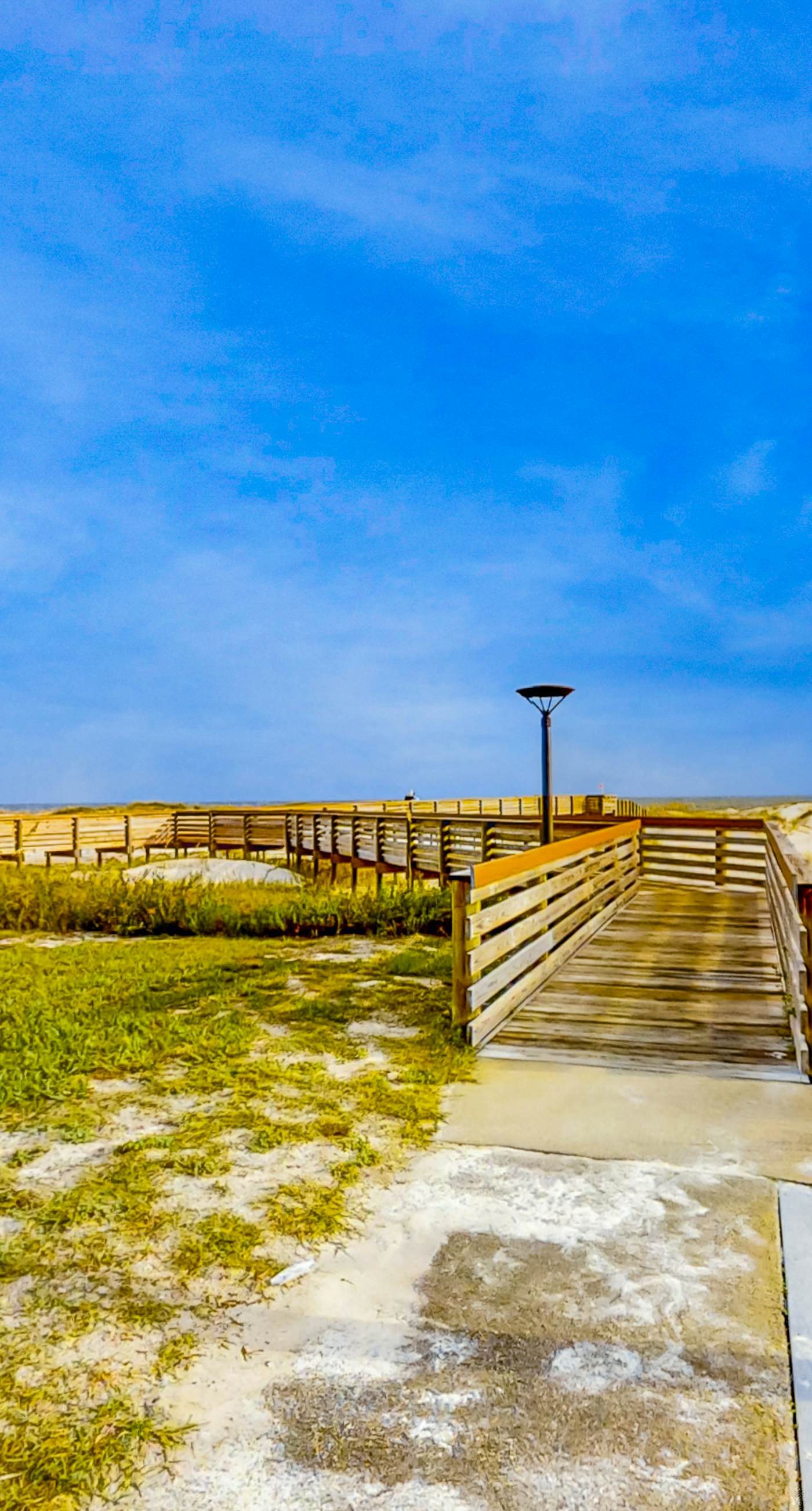 Fifth floor oceanfront studio with central AC, WiFi, pools and gym