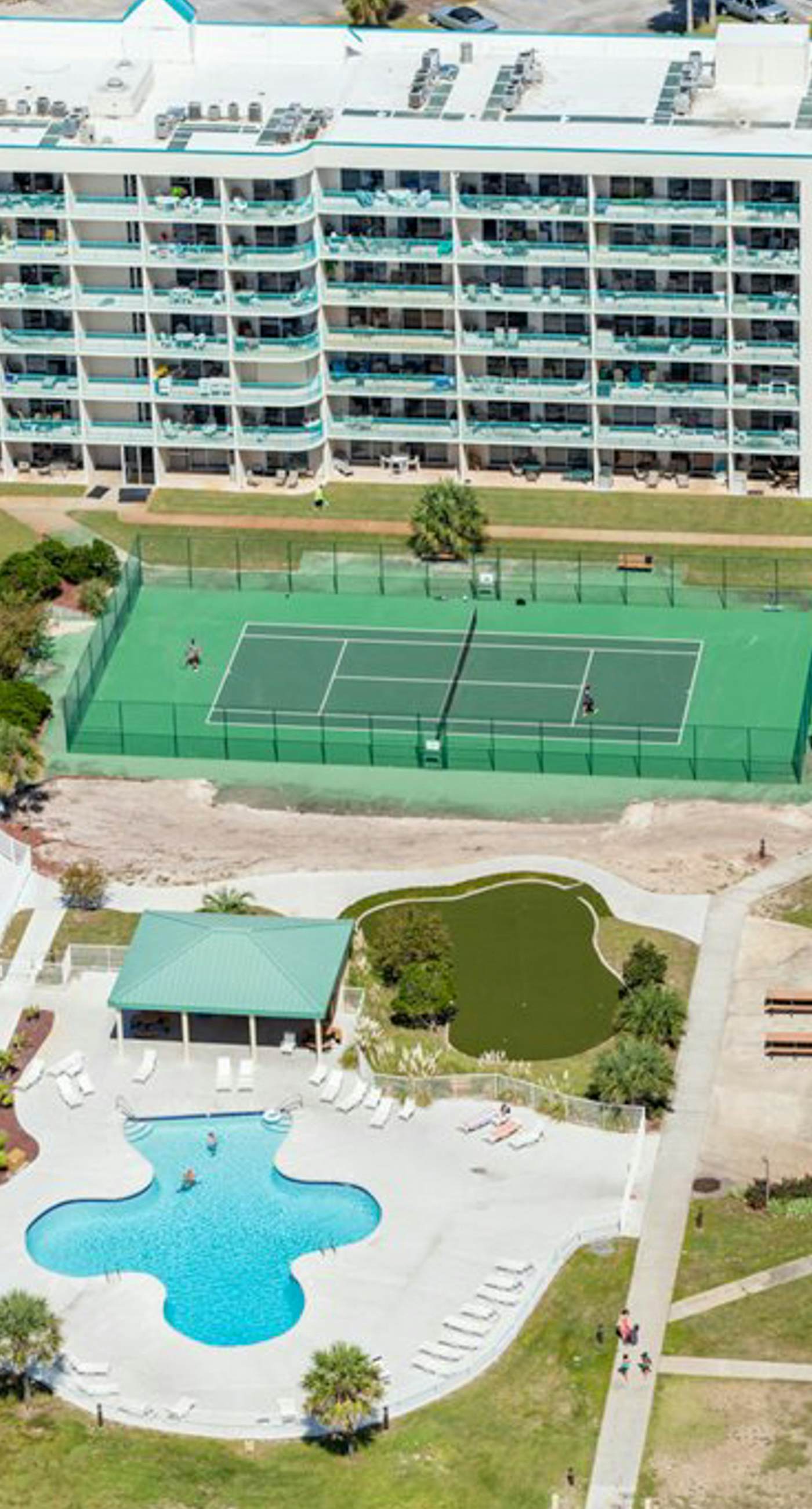 Fifth floor oceanfront studio with central AC, WiFi, pools and gym