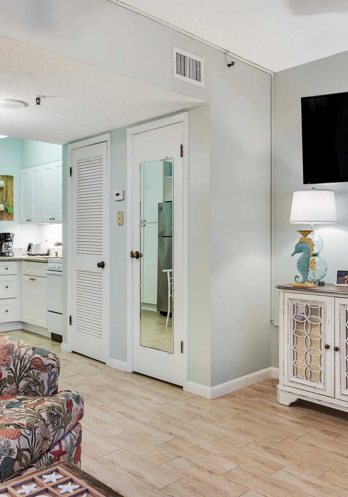 Fifth floor oceanfront studio with central AC, WiFi, pools and gym
