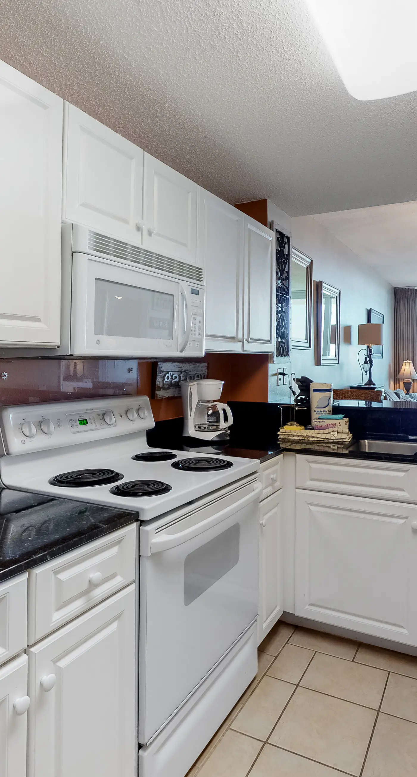 Third-Floor Luxury Condo Near the Beach with Shared Pool, Hot Tub, Free WiFi, AC