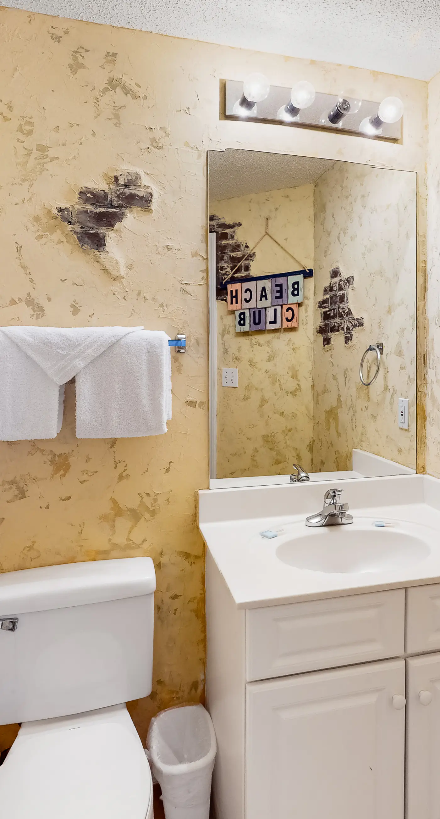 Third-Floor Luxury Condo Near the Beach with Shared Pool, Hot Tub, Free WiFi, AC