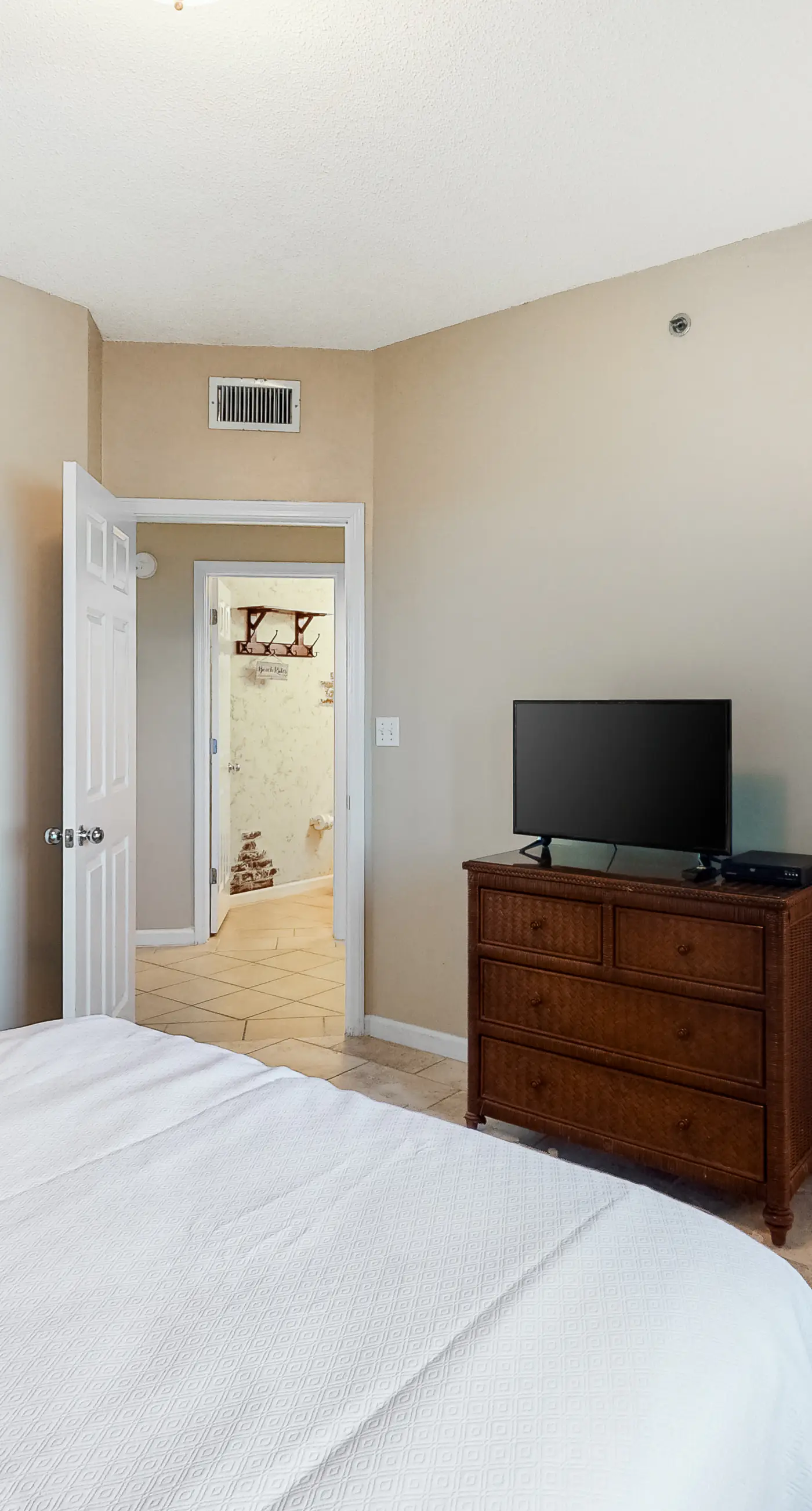 Third-Floor Luxury Condo Near the Beach with Shared Pool, Hot Tub, Free WiFi, AC