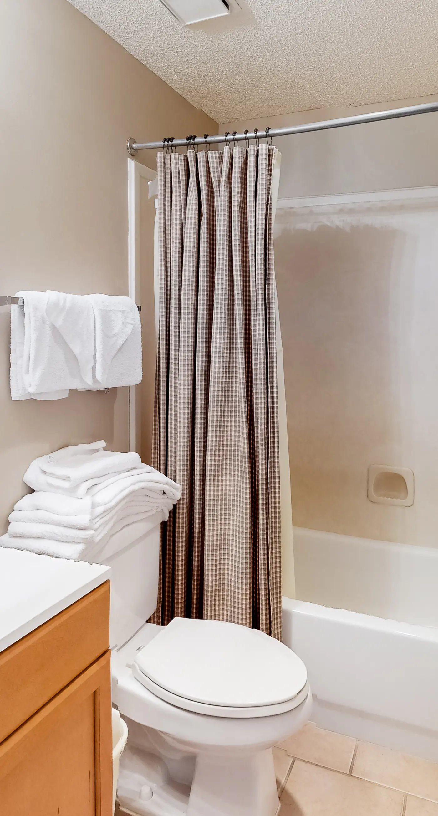 Third-Floor Luxury Condo Near the Beach with Shared Pool, Hot Tub, Free WiFi, AC