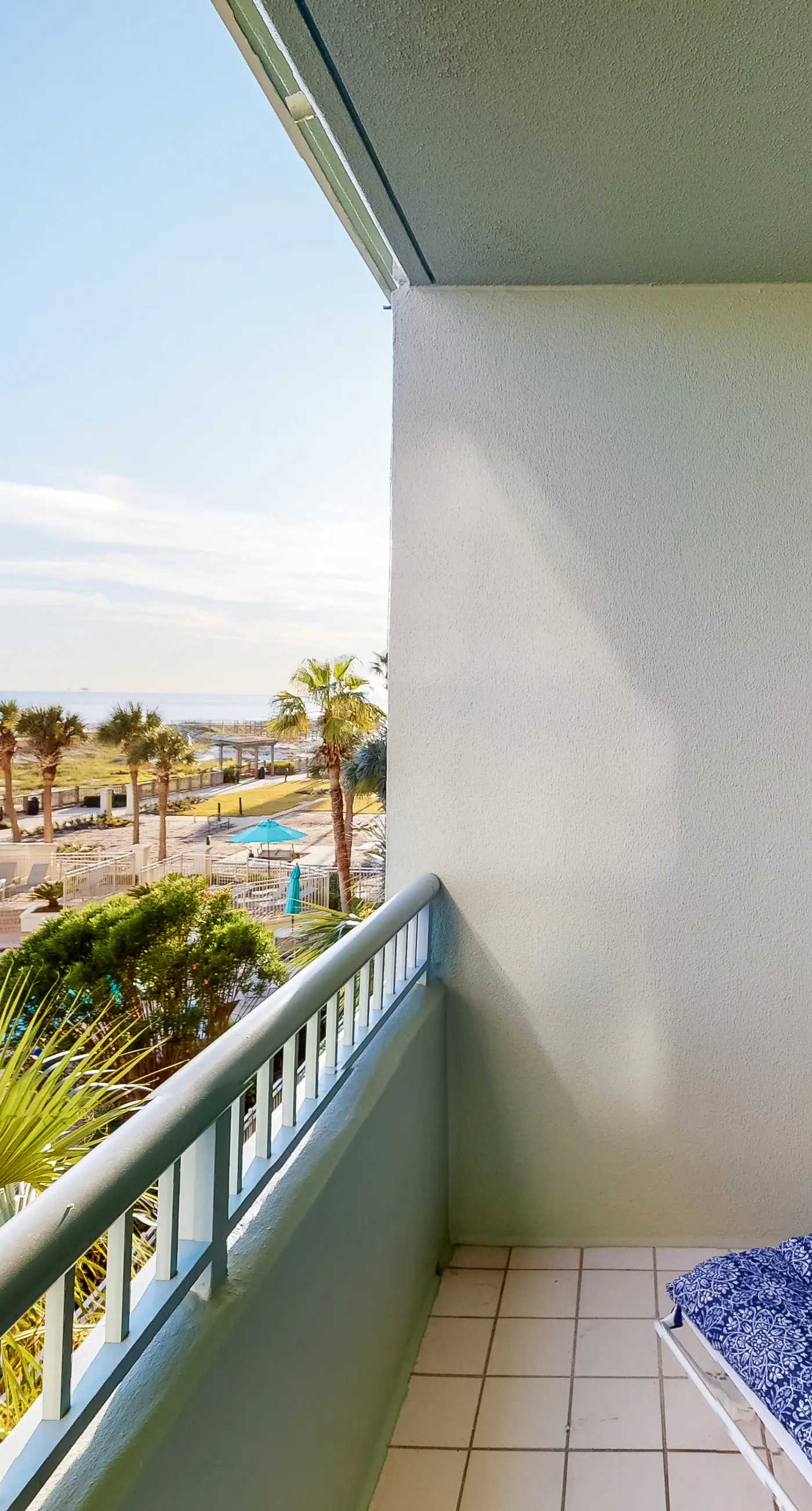 Third-Floor Luxury Condo Near the Beach with Shared Pool, Hot Tub, Free WiFi, AC