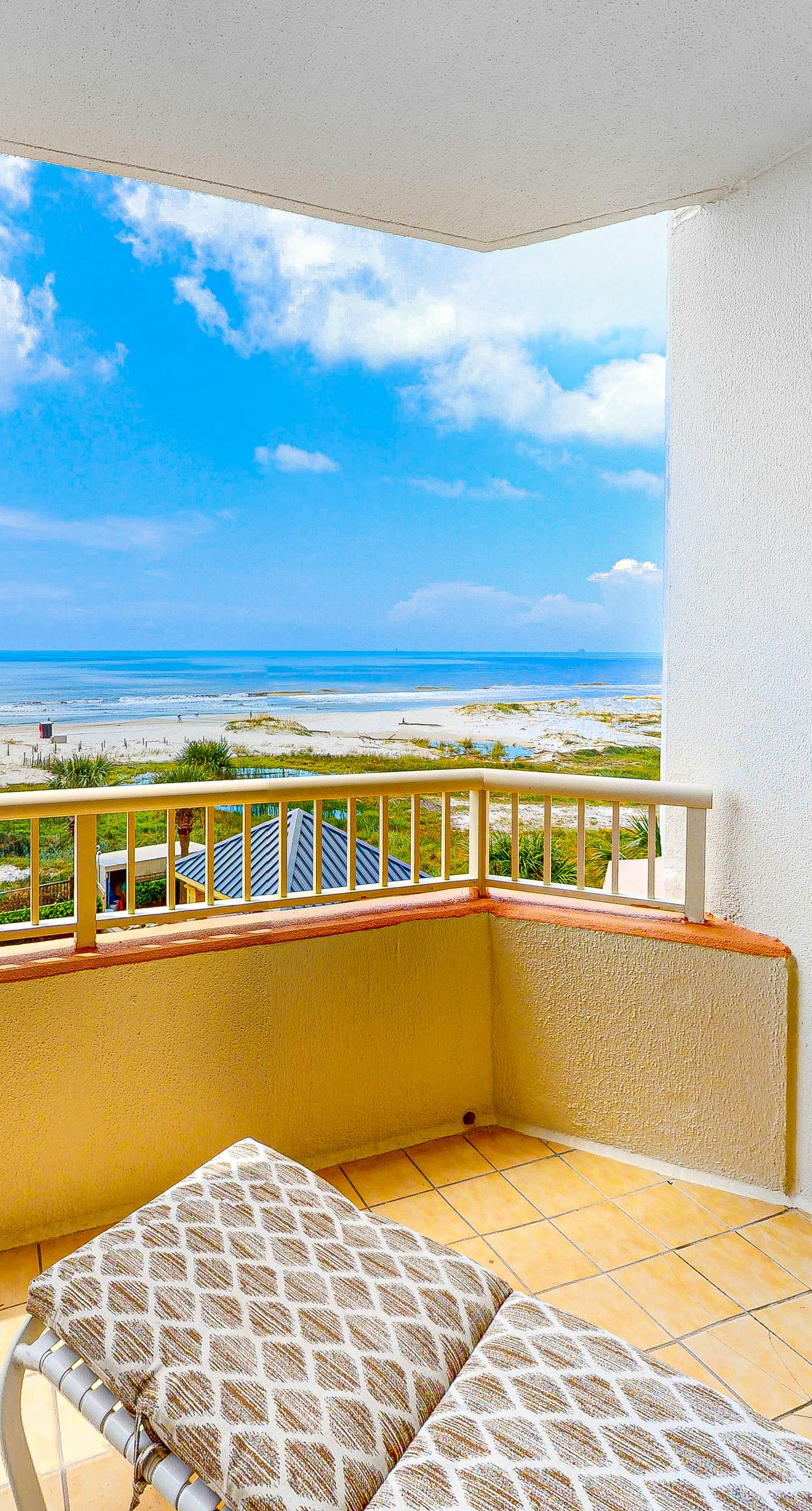 Spacious and Conveniently Located Condo Near Beach with Shared Pool & Hot Tub