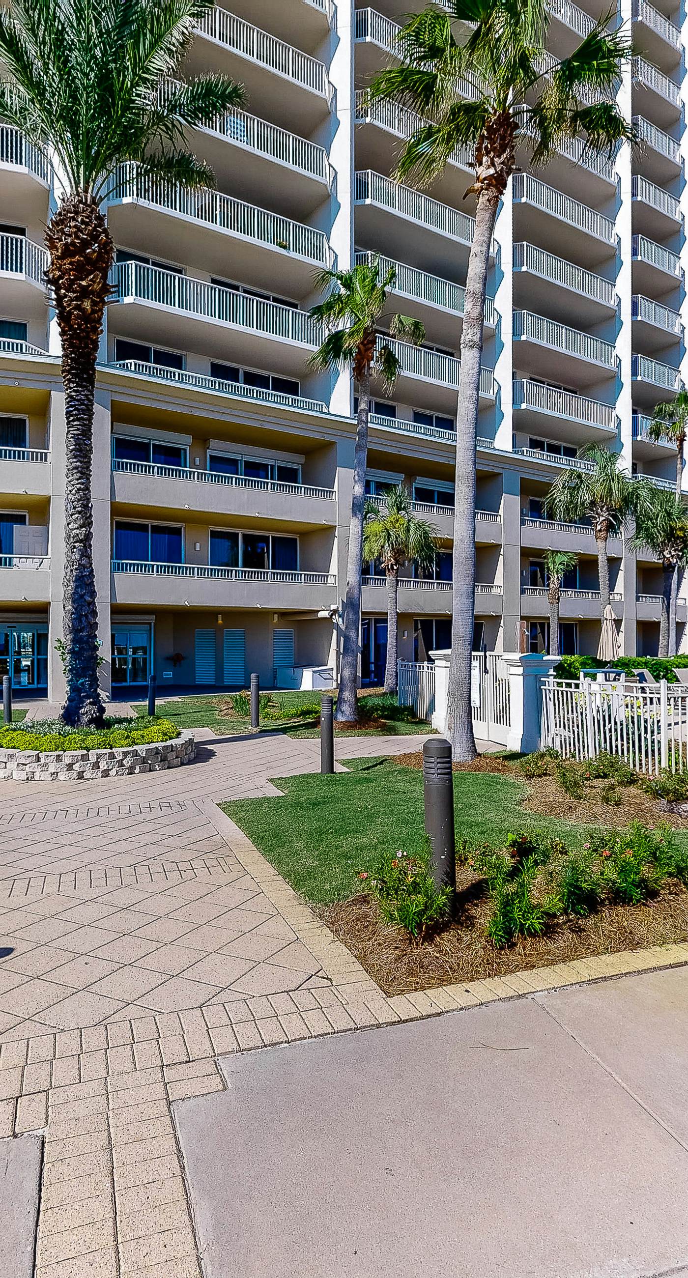 Spacious and Conveniently Located Condo Near Beach with Shared Pool & Hot Tub