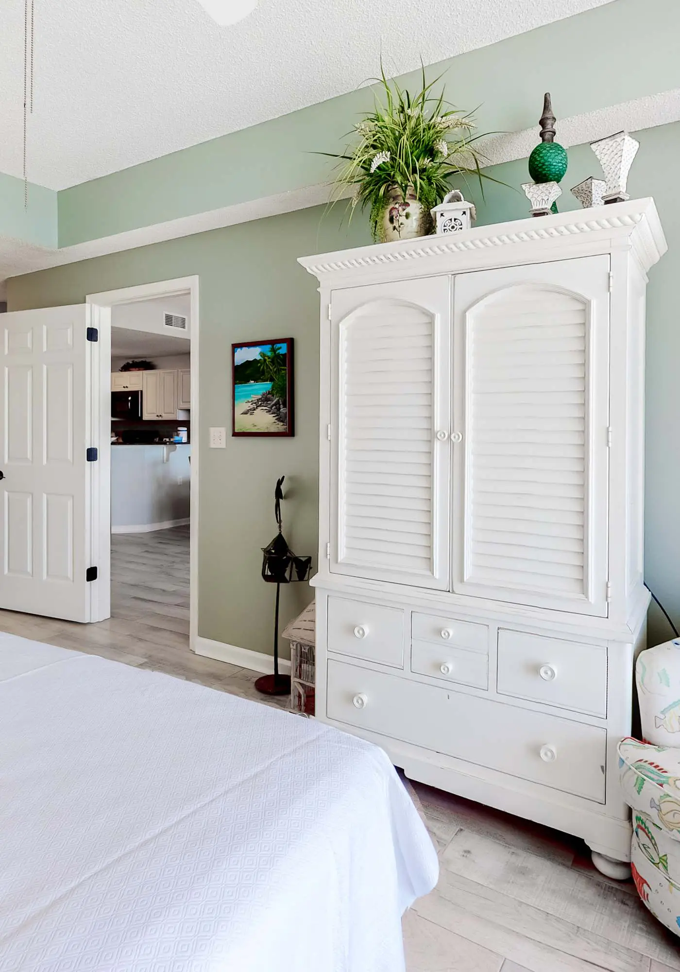 Beautiful Home Nestled Between Bay and Gulf with Shared Hot Tub, Pool, Free WiFi