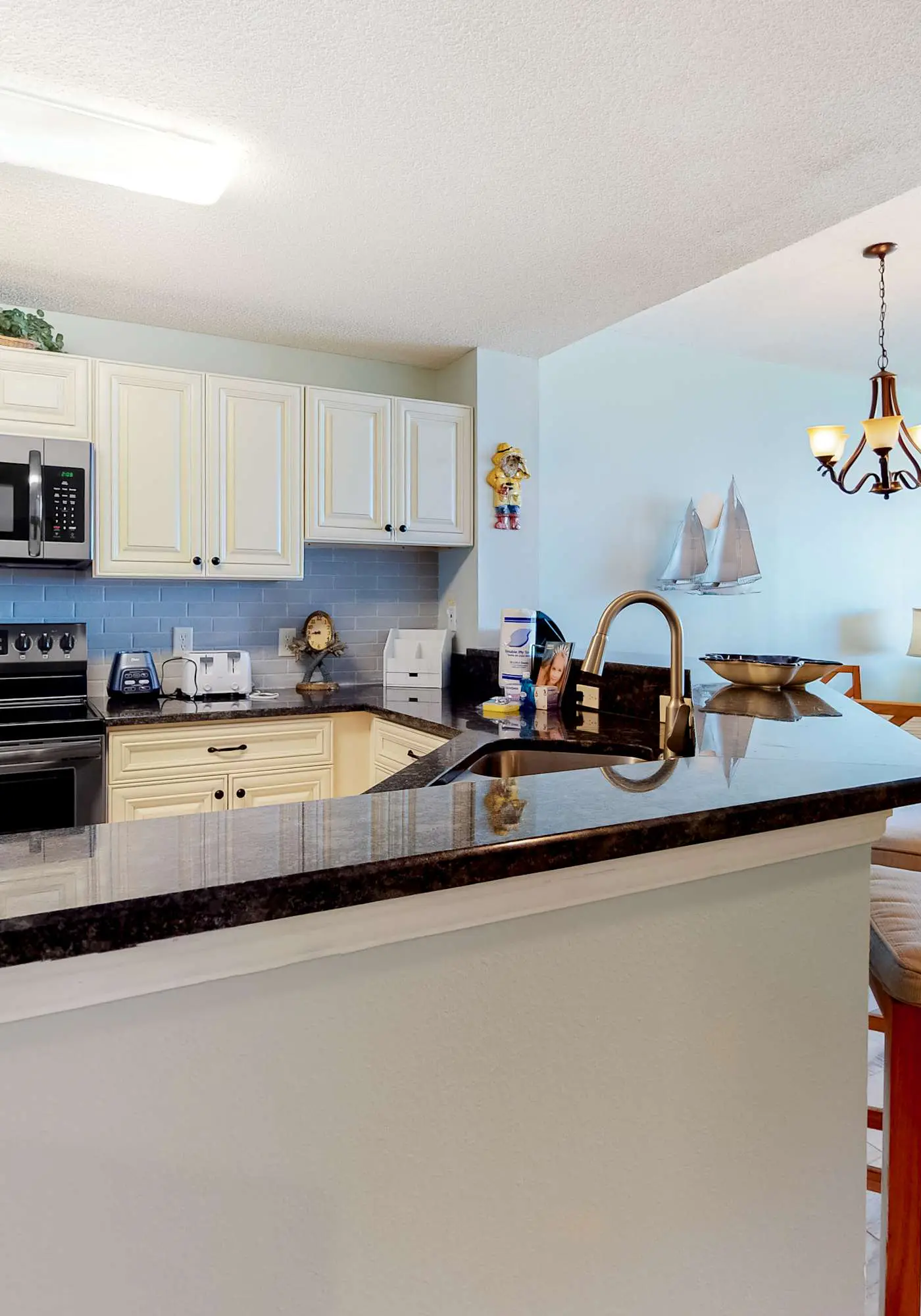 Beautiful Home Nestled Between Bay and Gulf with Shared Hot Tub, Pool, Free WiFi
