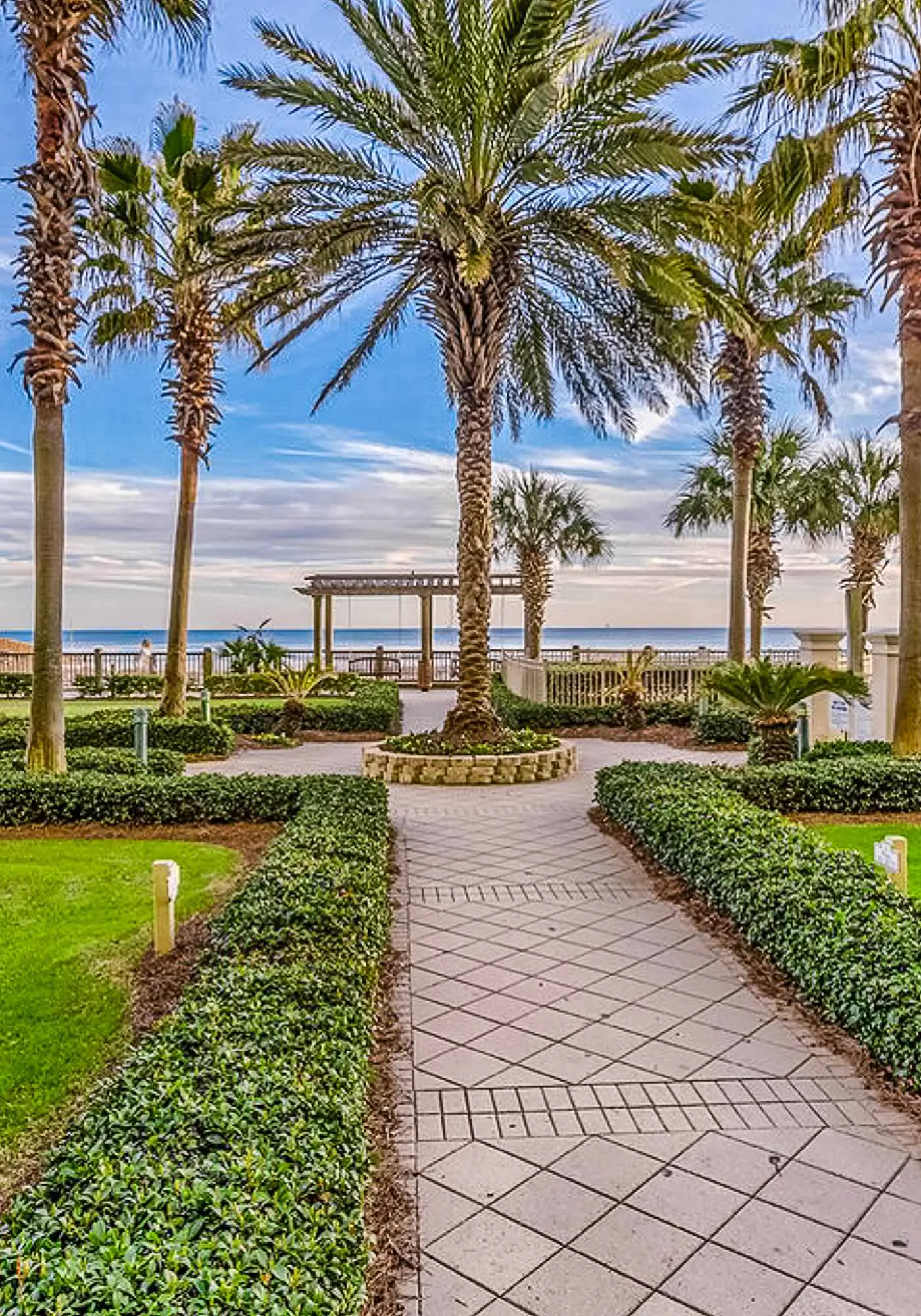Beautiful Home Nestled Between Bay and Gulf with Shared Hot Tub, Pool, Free WiFi