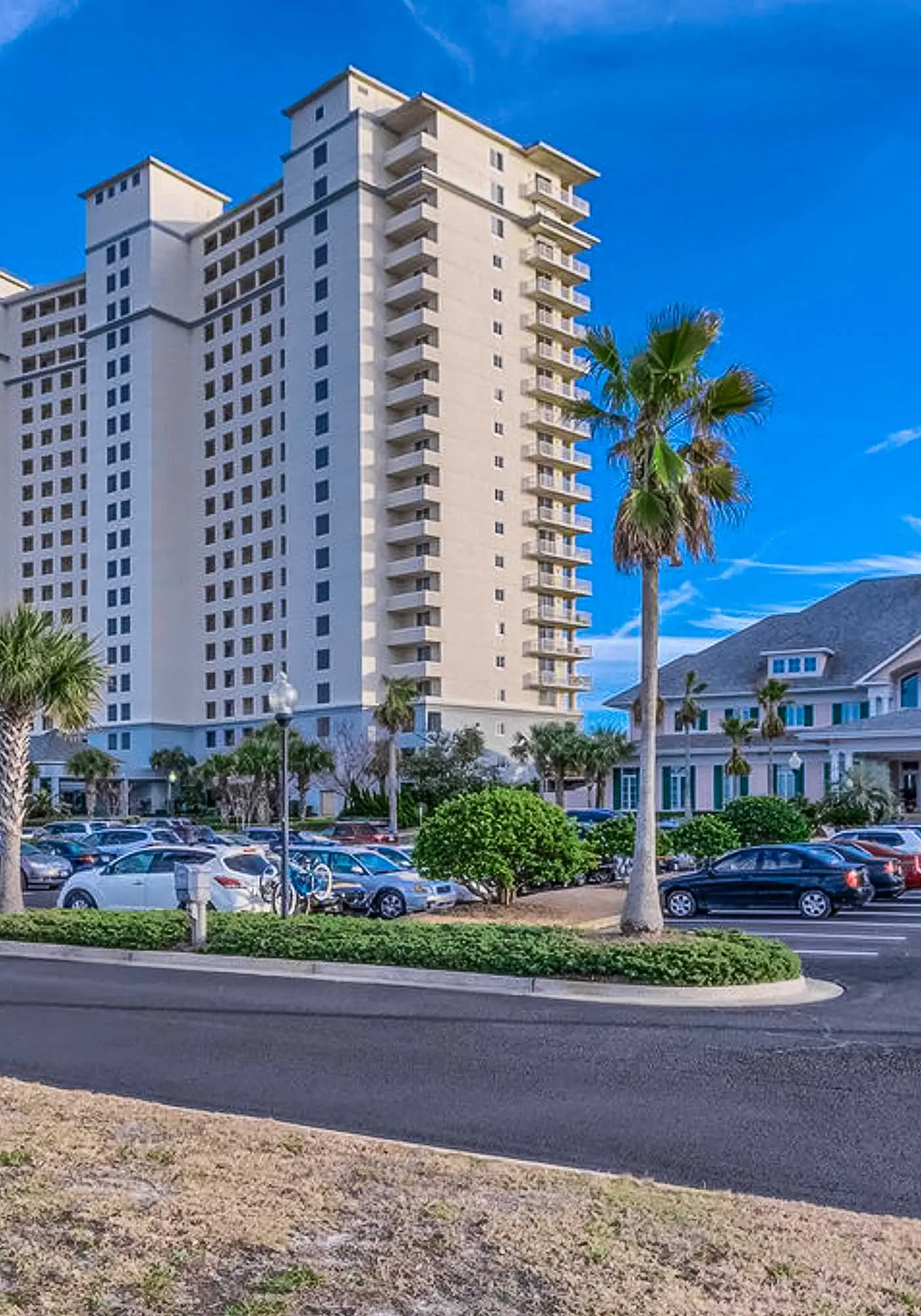 Beautiful Home Nestled Between Bay and Gulf with Shared Hot Tub, Pool, Free WiFi