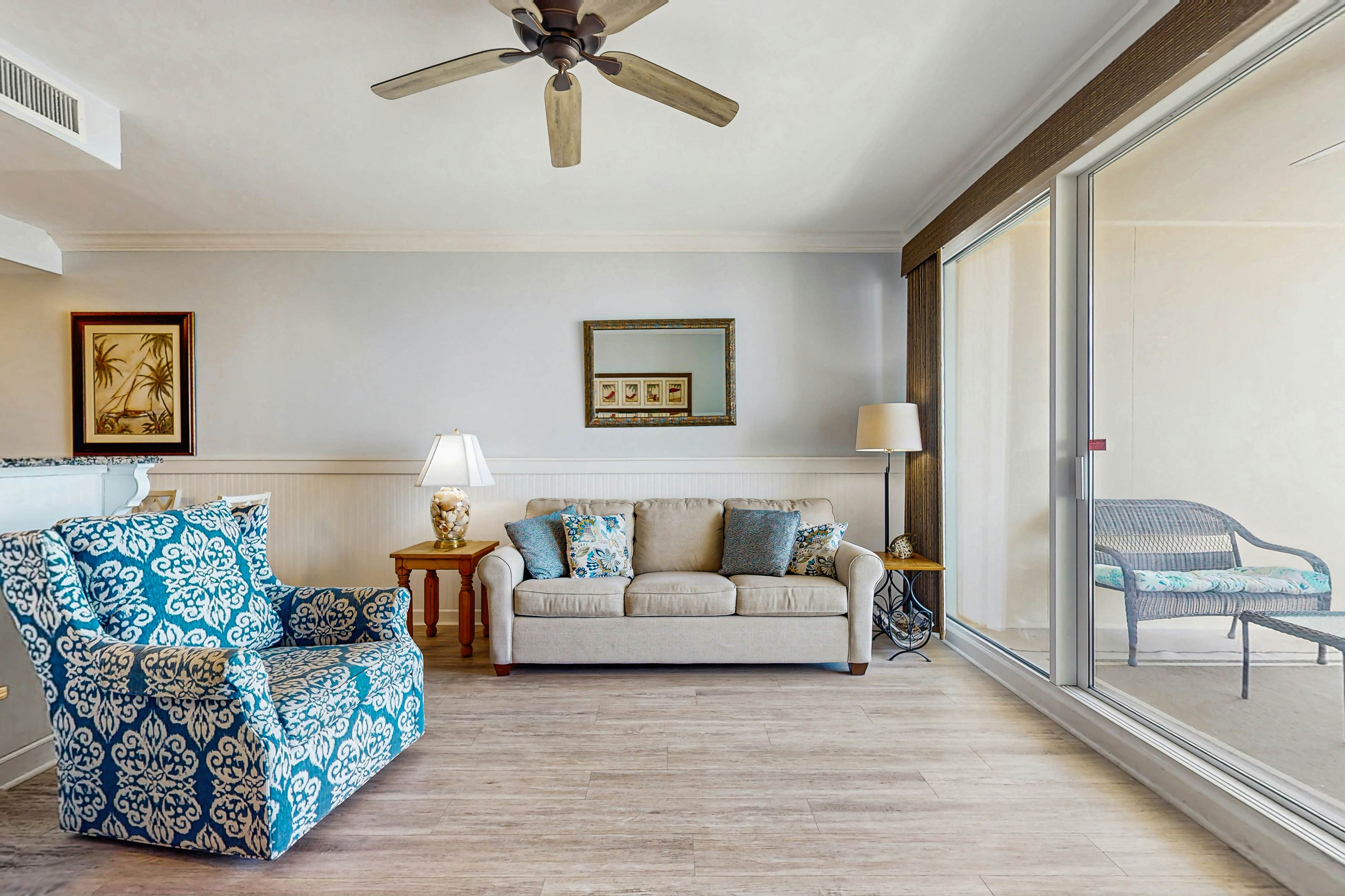 Beachside Condo in Prime Location w/Free WiFi, Shared Pool & Hot Tub, Central AC