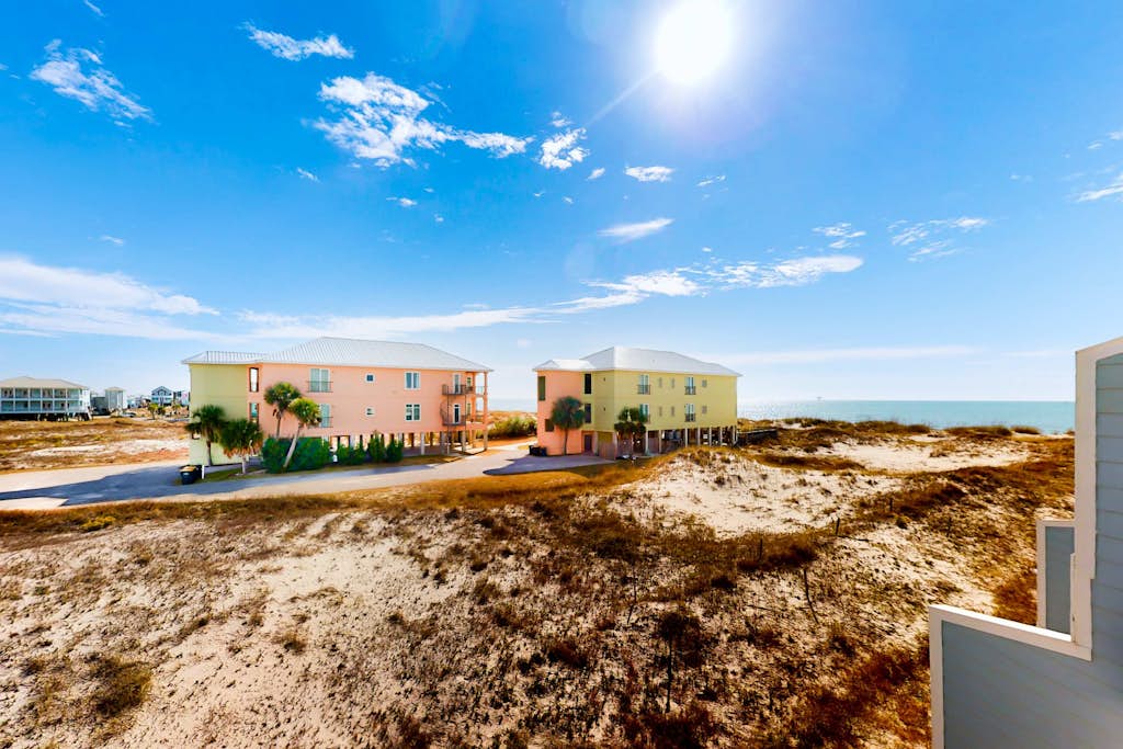 Dog-friendly townhome with Gulf views, balconies, pool, W/D, & AC - snowbirds OK