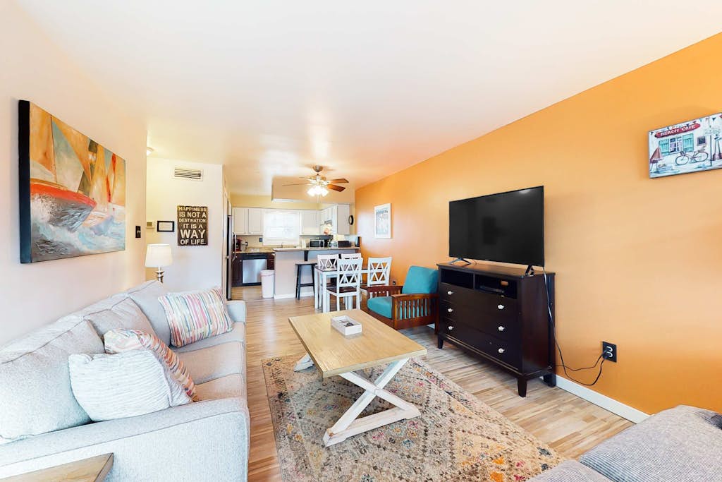 Dog-friendly townhome with Gulf views, balconies, pool, W/D, & AC - snowbirds OK