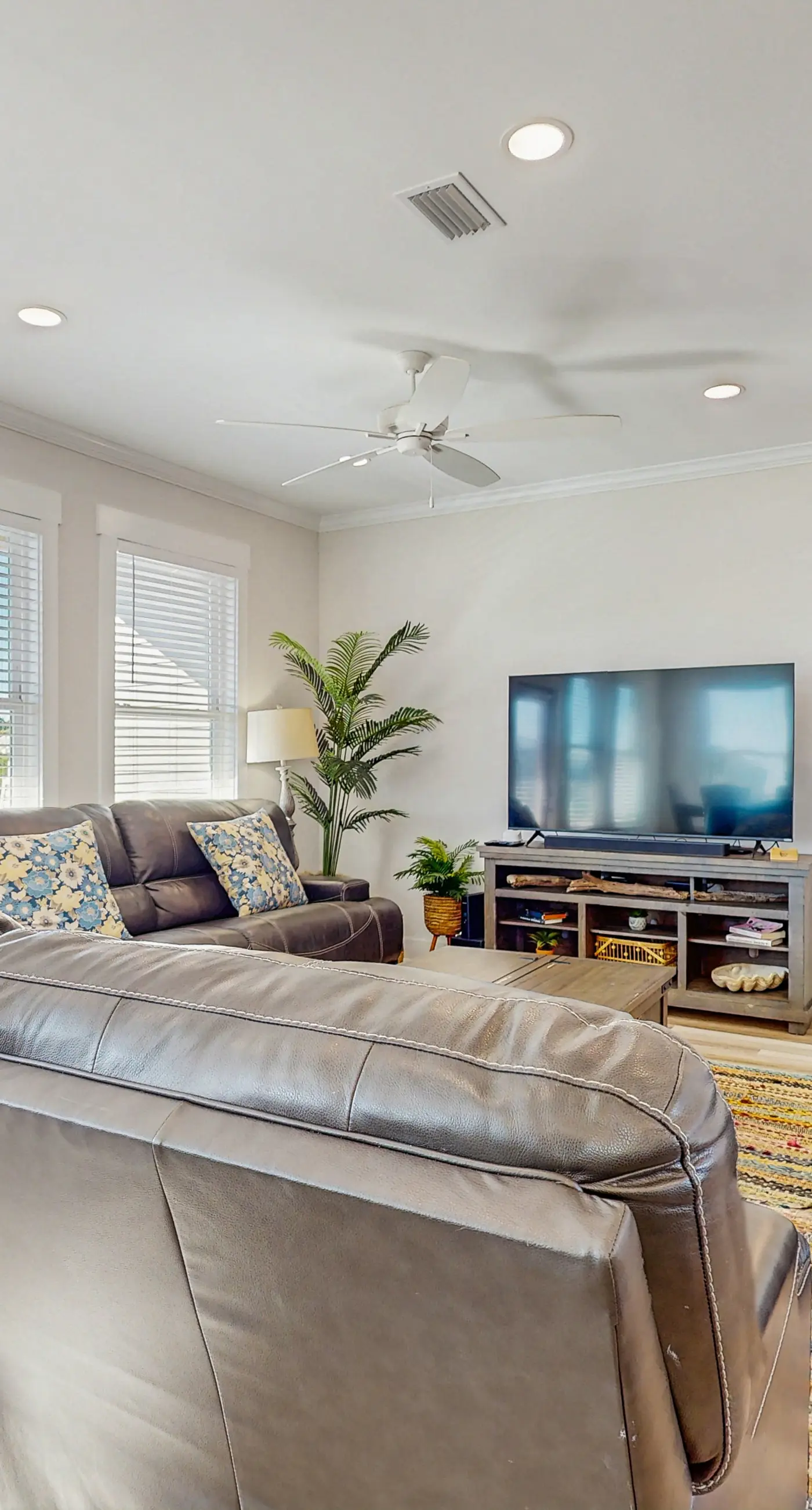 Dog friendly home with shared pool, hot tub and private washer and dryer