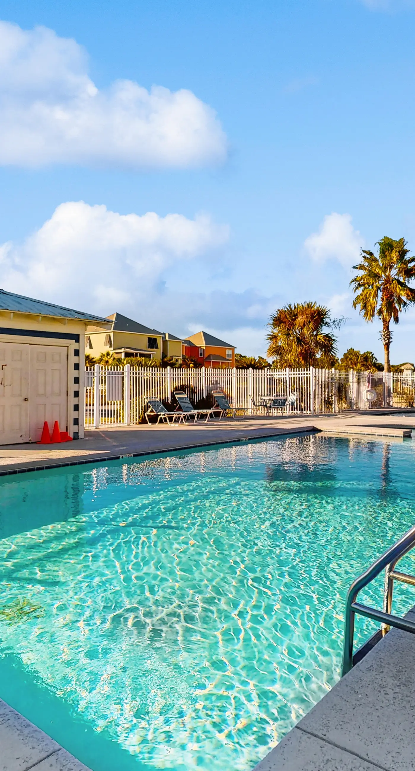 Dog friendly home with shared pool, hot tub and private washer and dryer