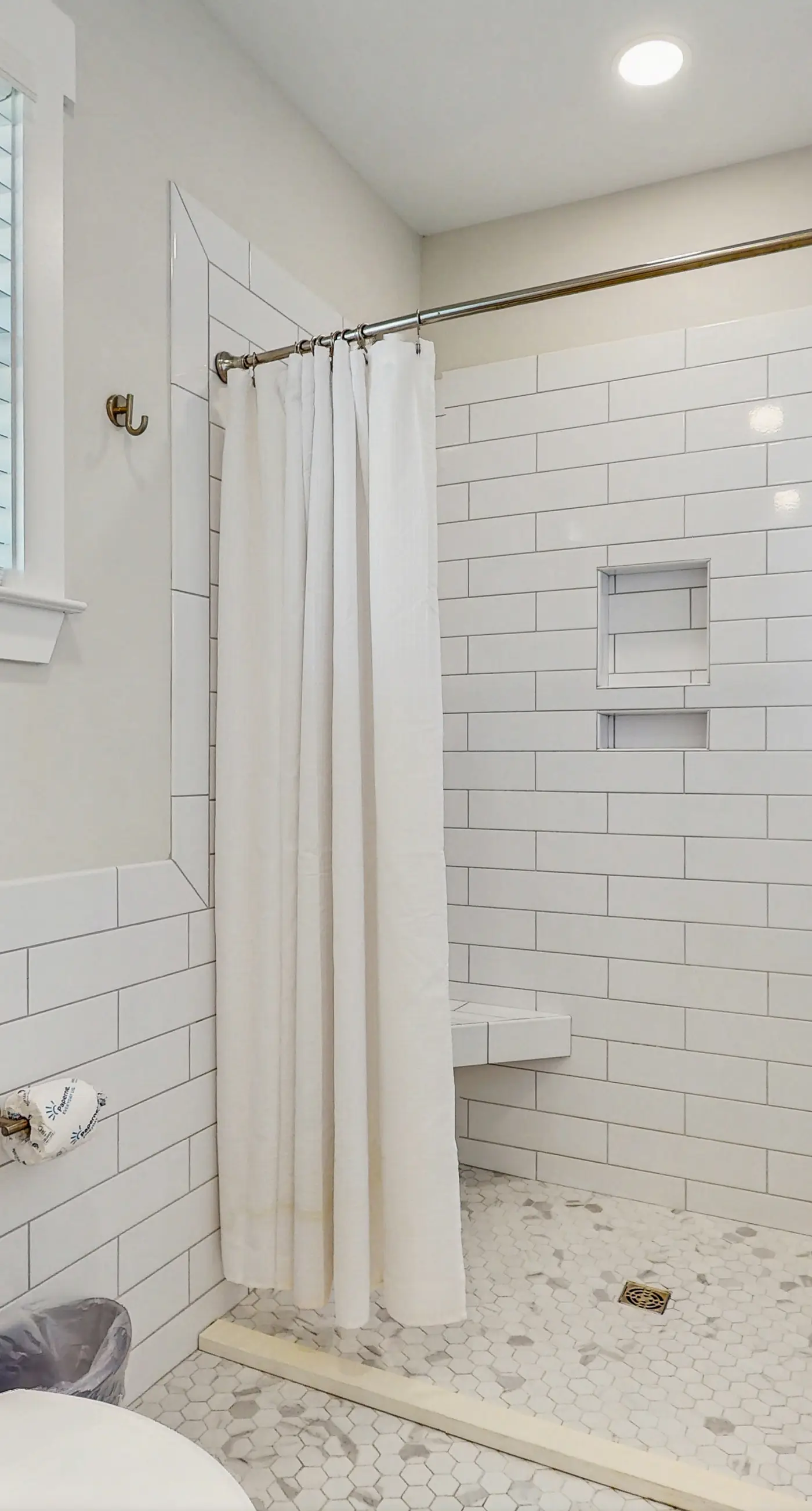 Dog friendly home with shared pool, hot tub and private washer and dryer