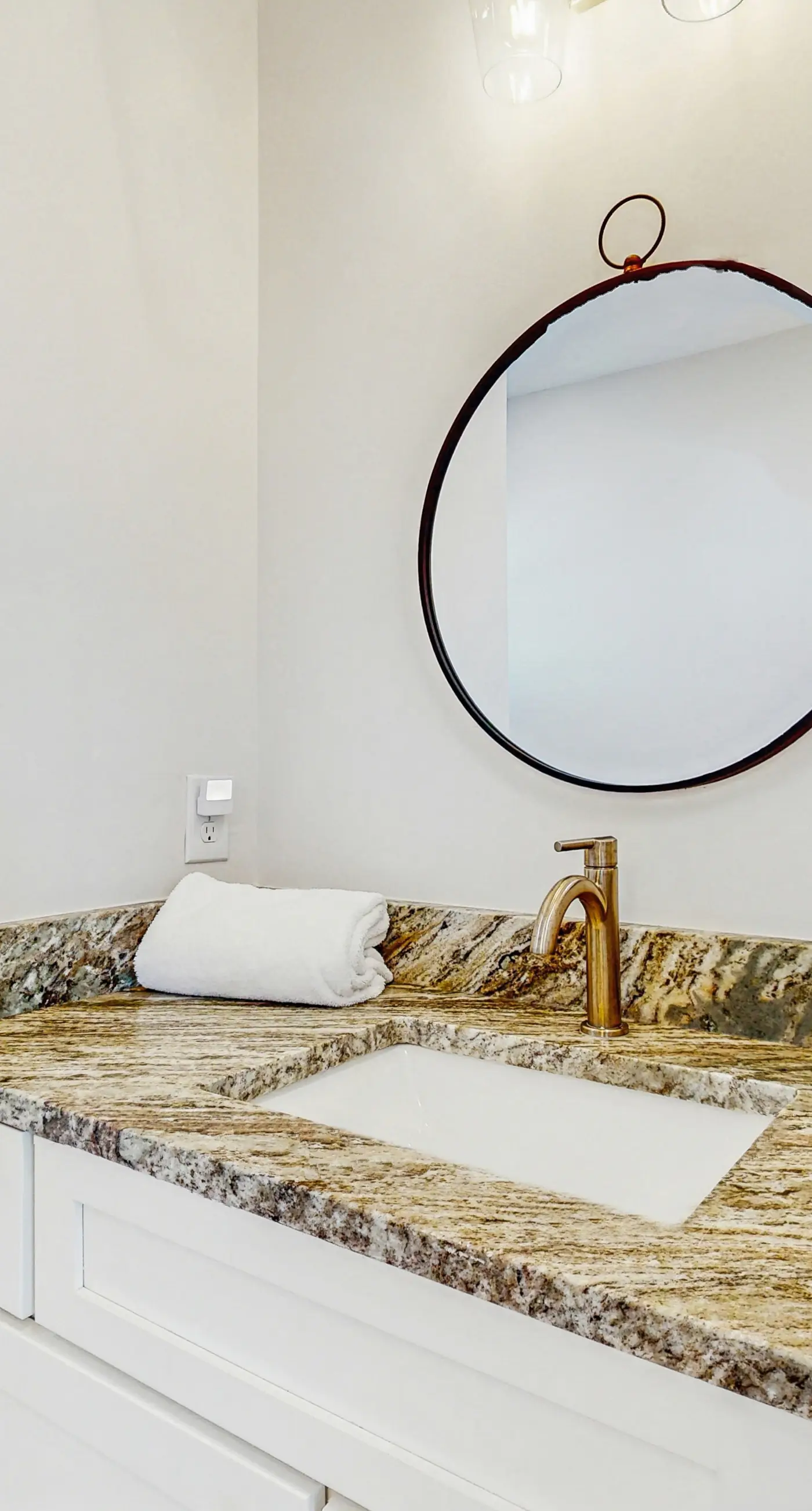 Dog friendly home with shared pool, hot tub and private washer and dryer