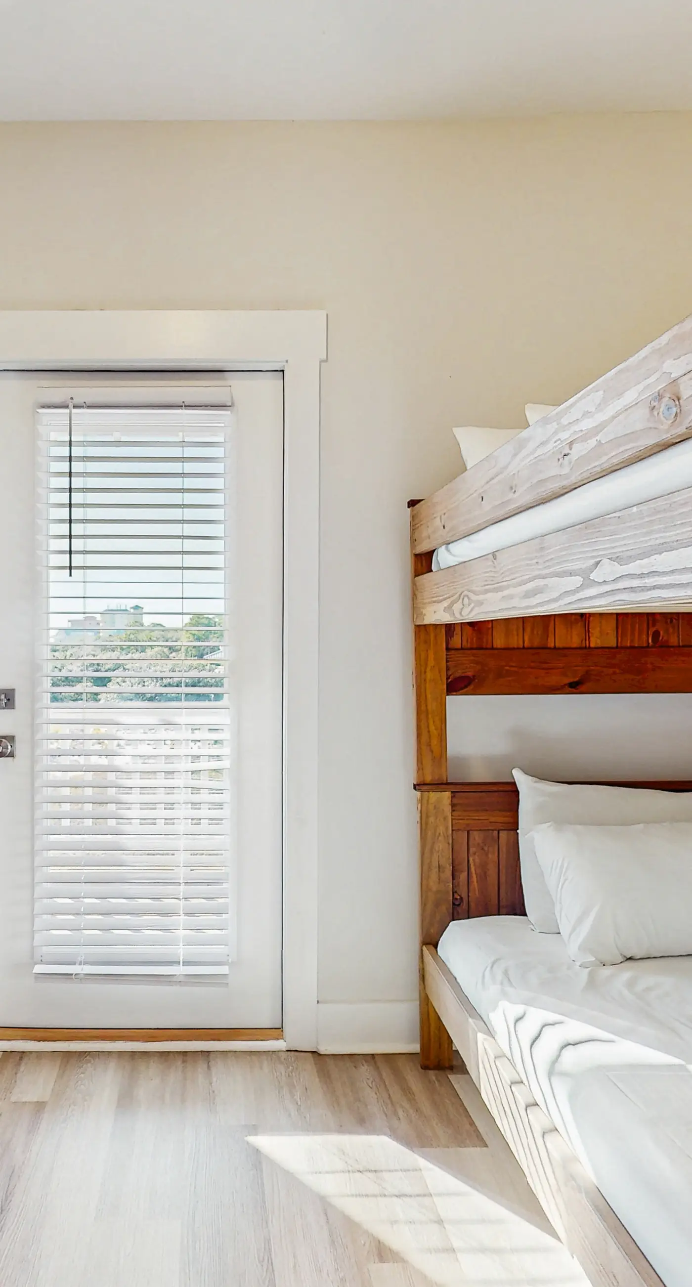 Dog friendly home with shared pool, hot tub and private washer and dryer