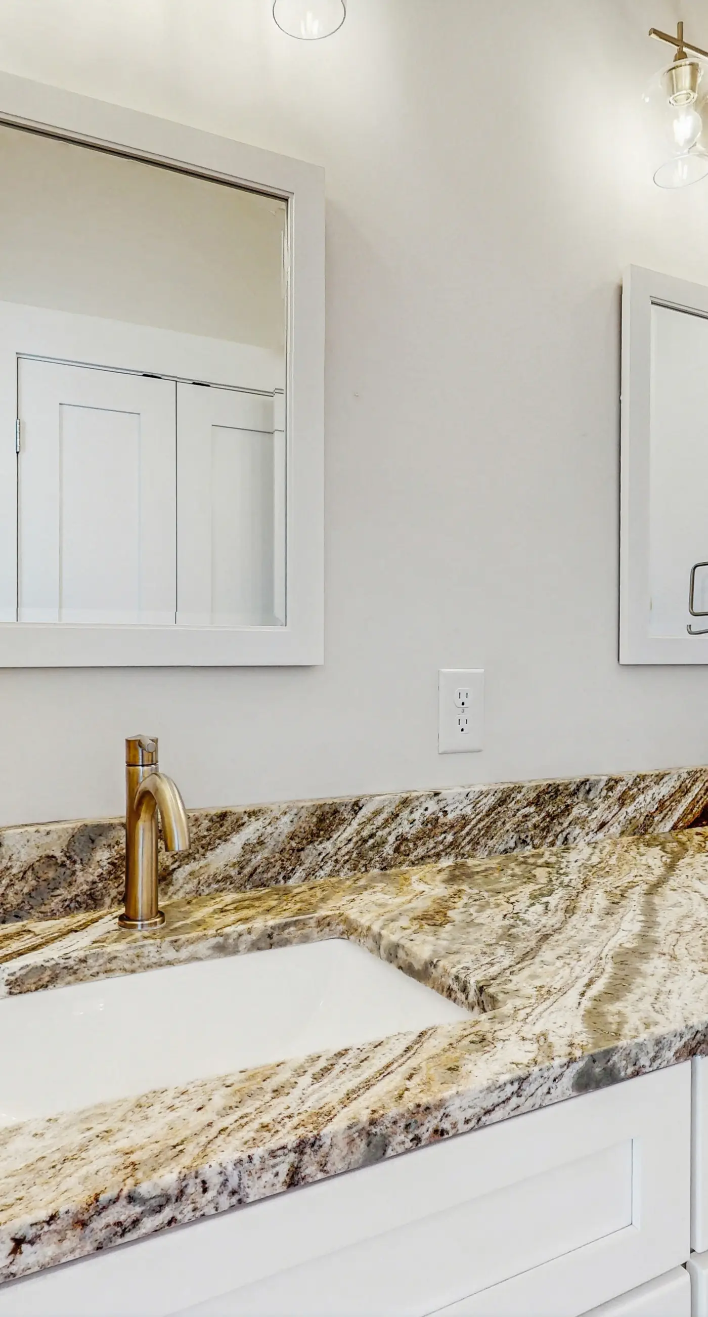 Dog friendly home with shared pool, hot tub and private washer and dryer