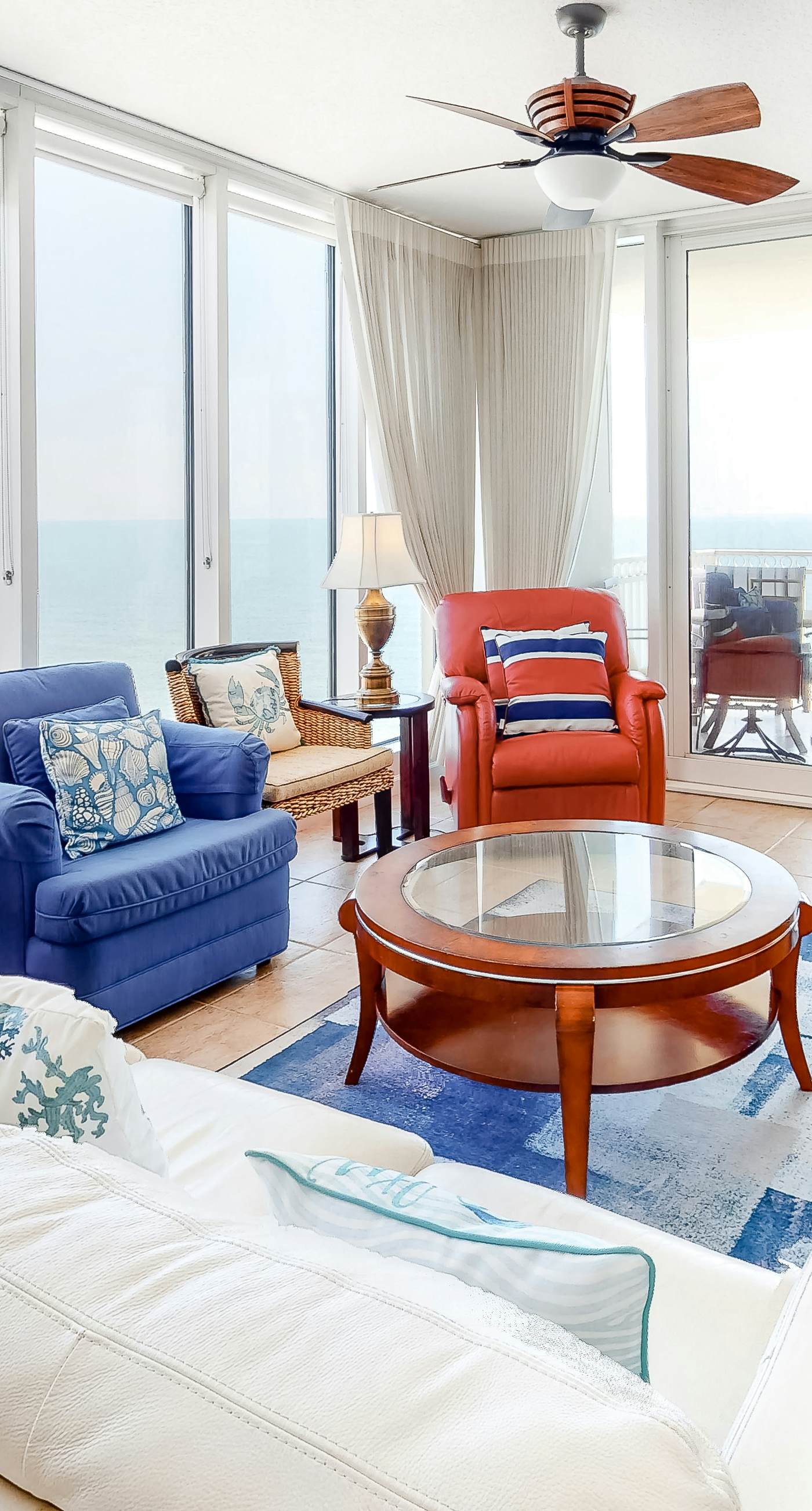 Beachfront condo w/ amazing view, balcony & community pool/hot tub/gym