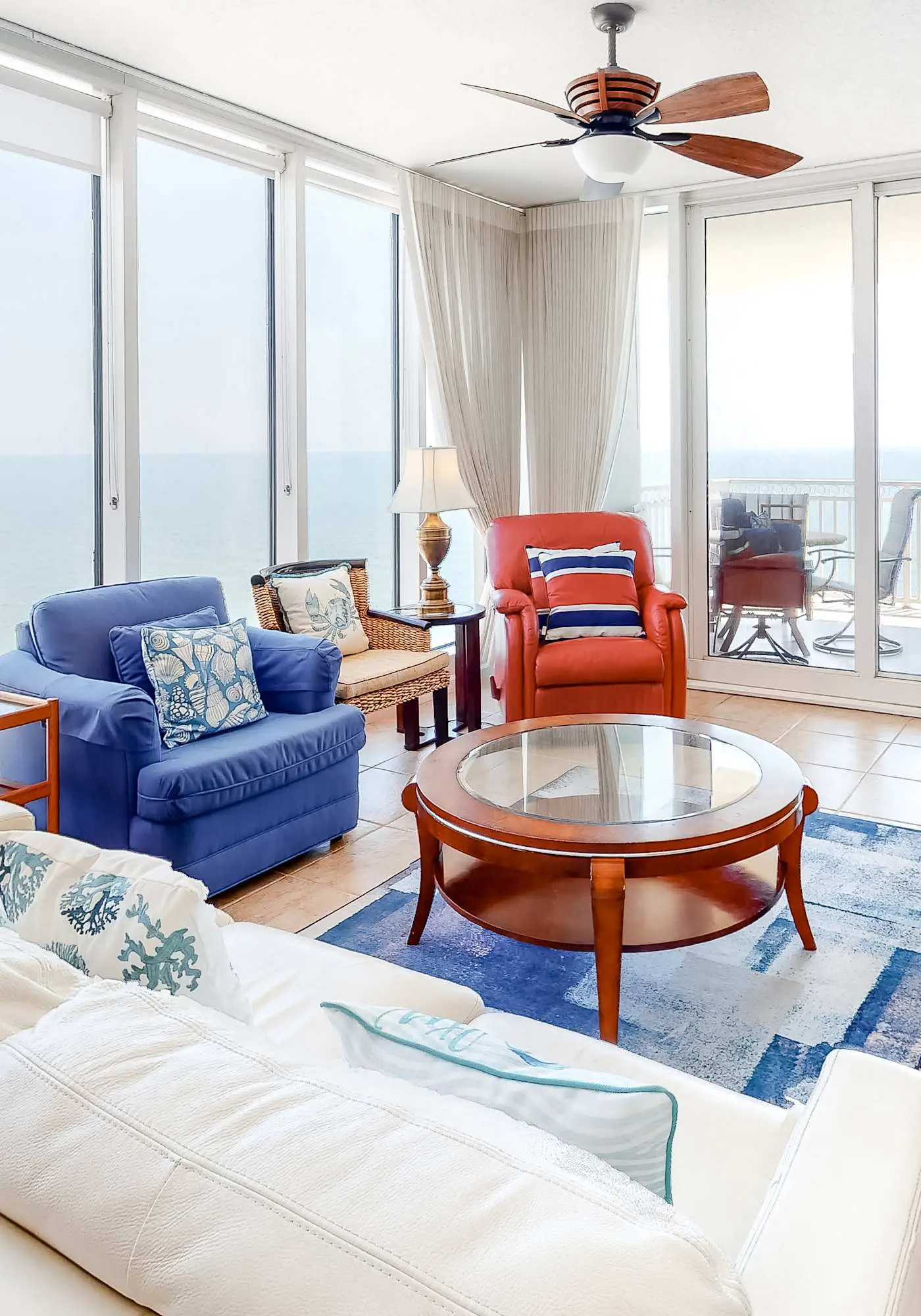 Beachfront condo w/ amazing view, balcony & community pool/hot tub/gym
