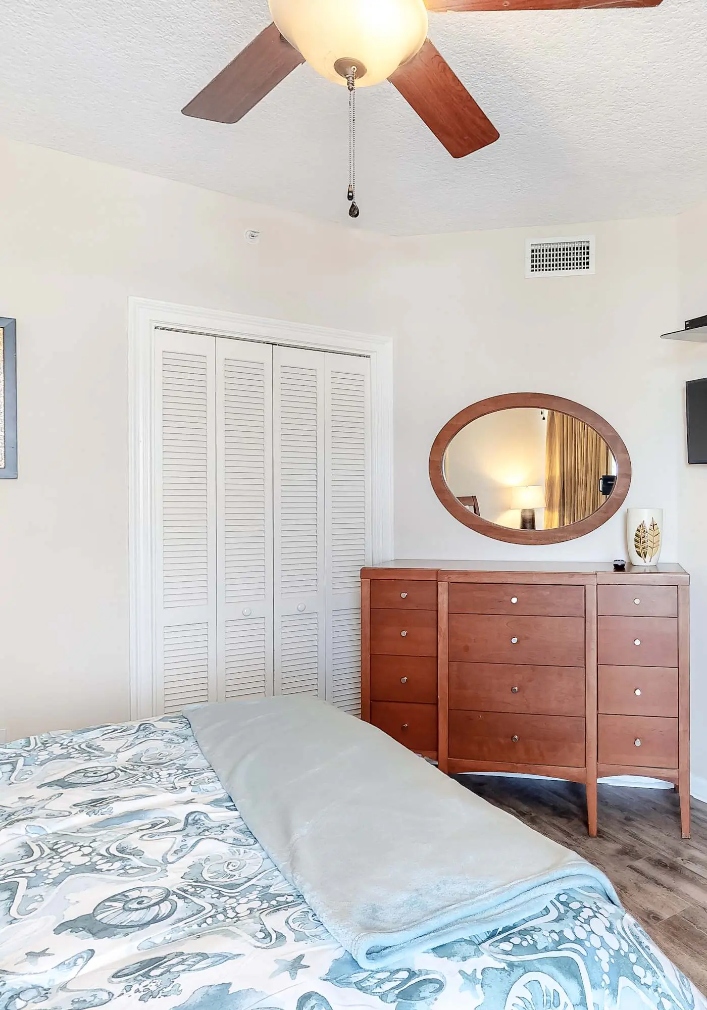 Beachfront condo w/ amazing view, balcony & community pool/hot tub/gym