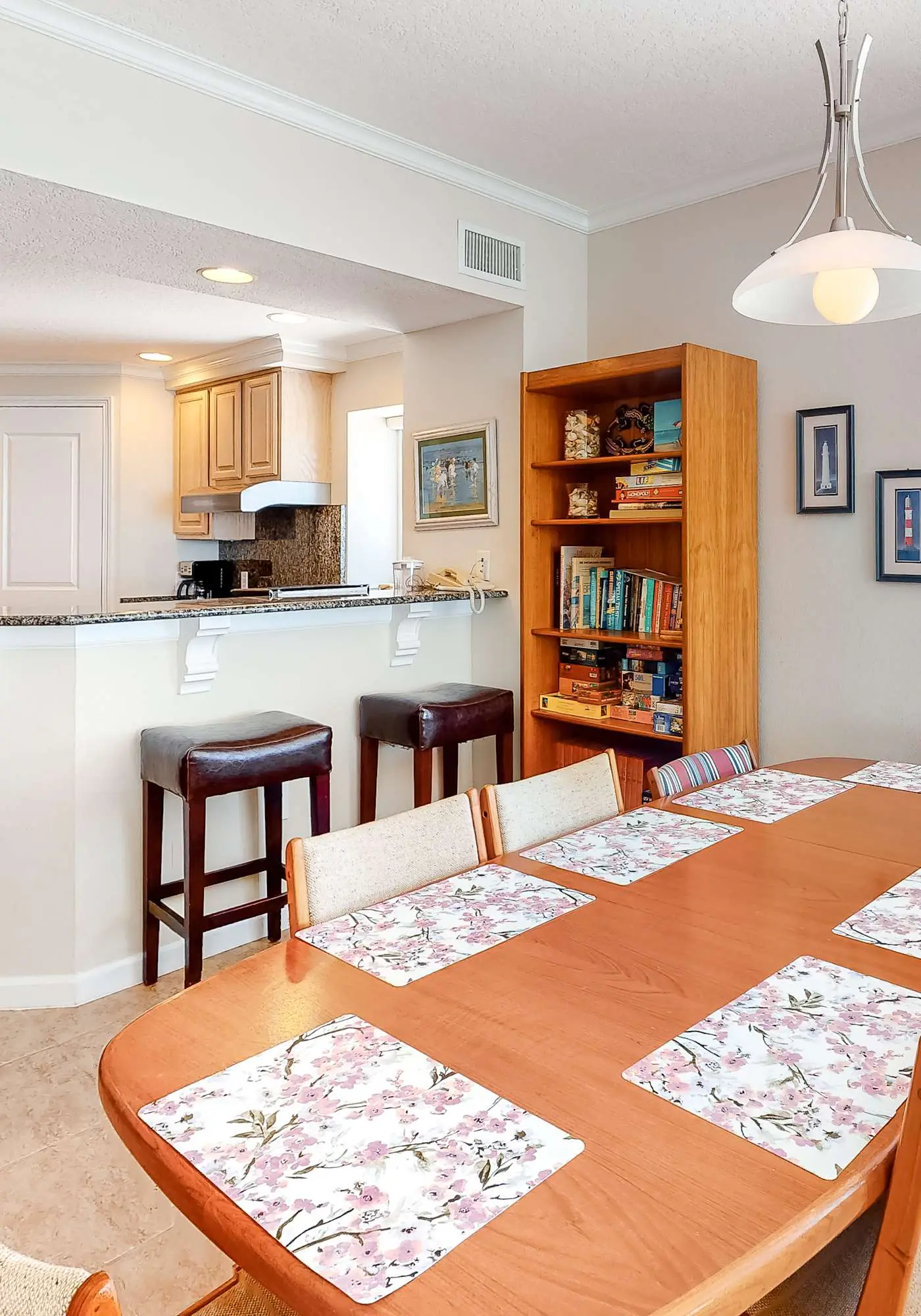 Beachfront condo w/ amazing view, balcony & community pool/hot tub/gym