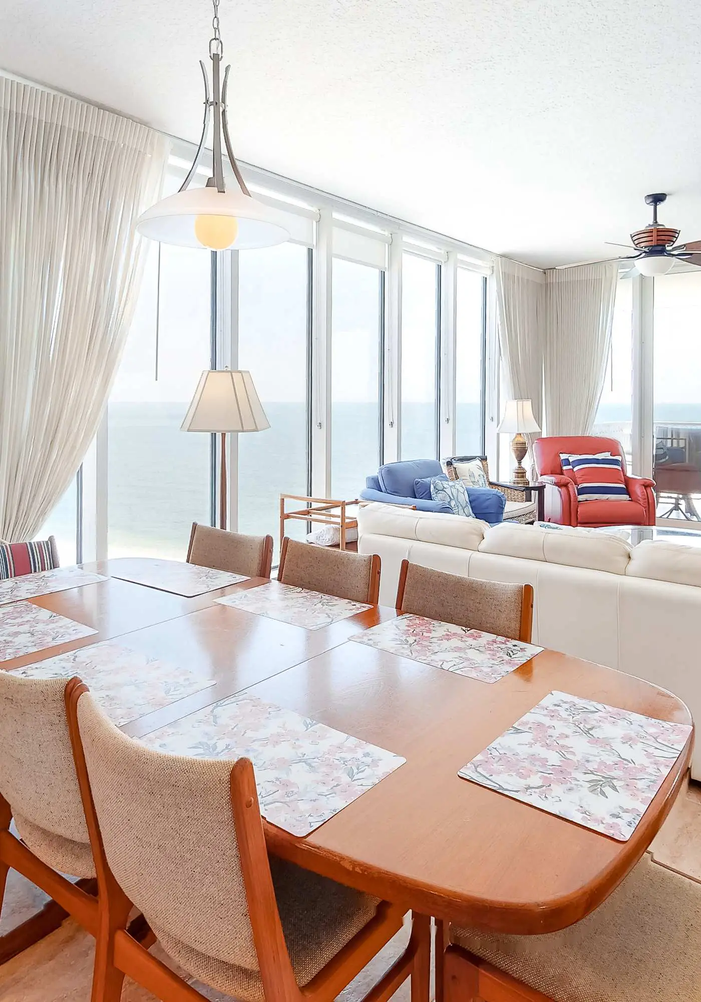 Beachfront condo w/ amazing view, balcony & community pool/hot tub/gym