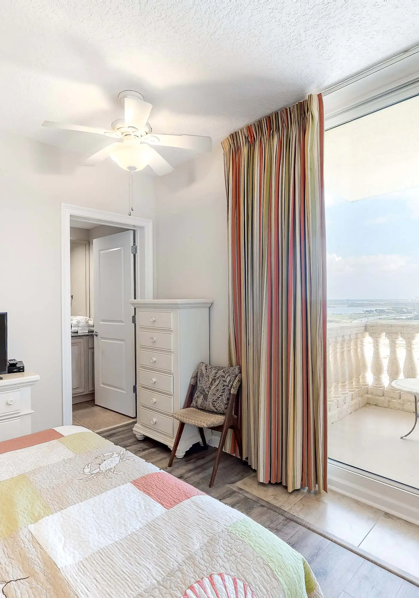 Beachfront condo w/ amazing view, balcony & community pool/hot tub/gym