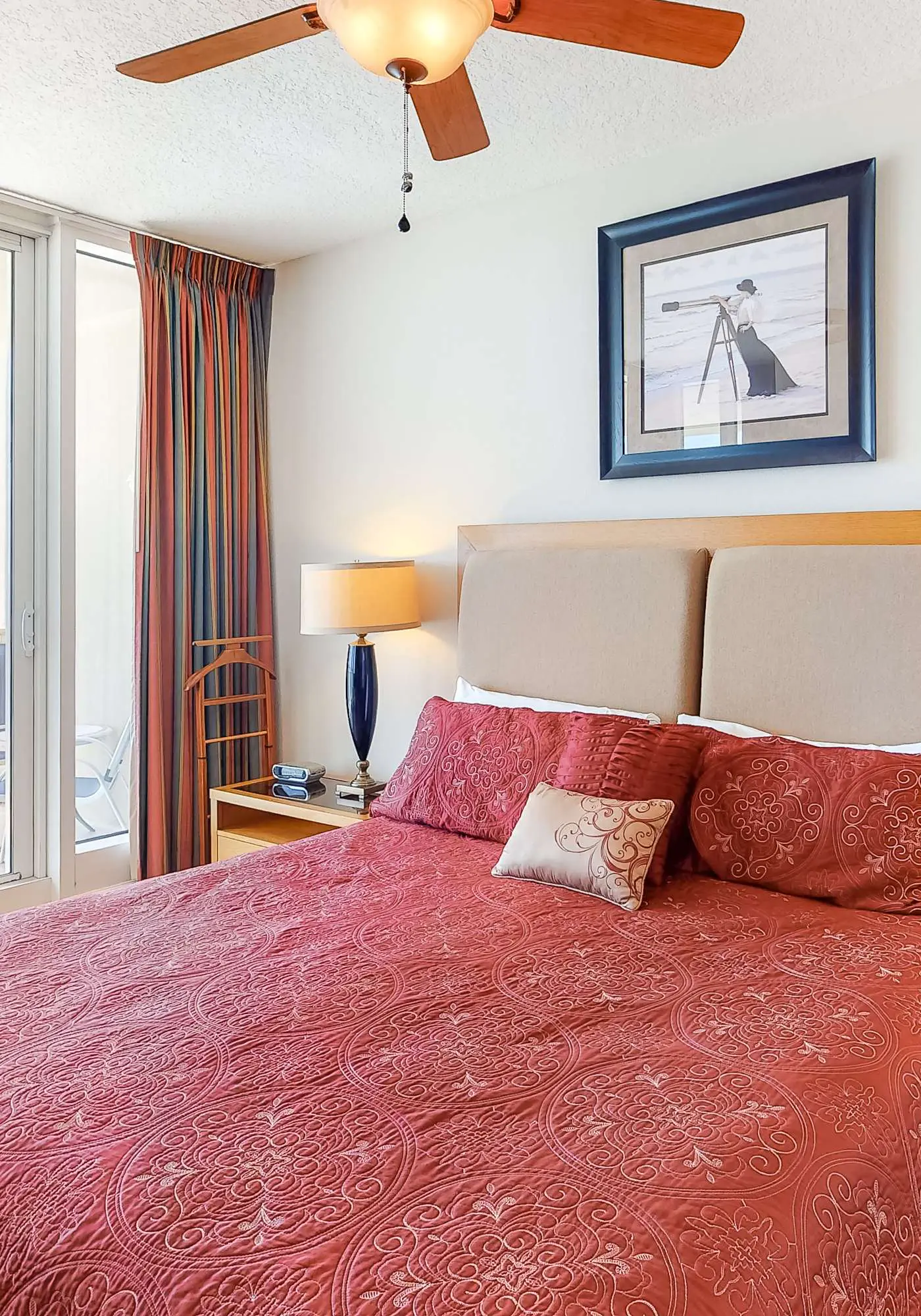 Beachfront condo w/ amazing view, balcony & community pool/hot tub/gym