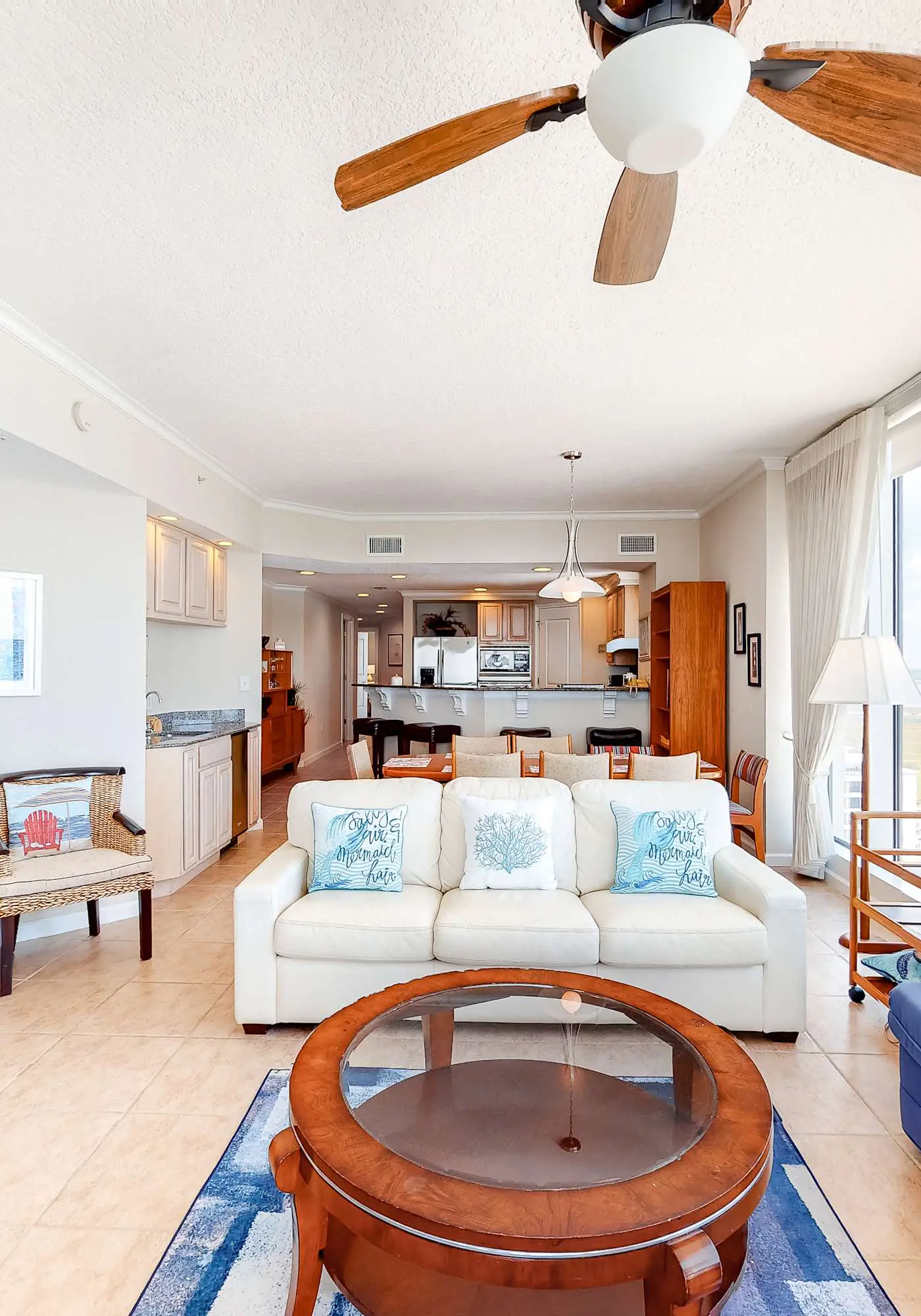 Beachfront condo w/ amazing view, balcony & community pool/hot tub/gym