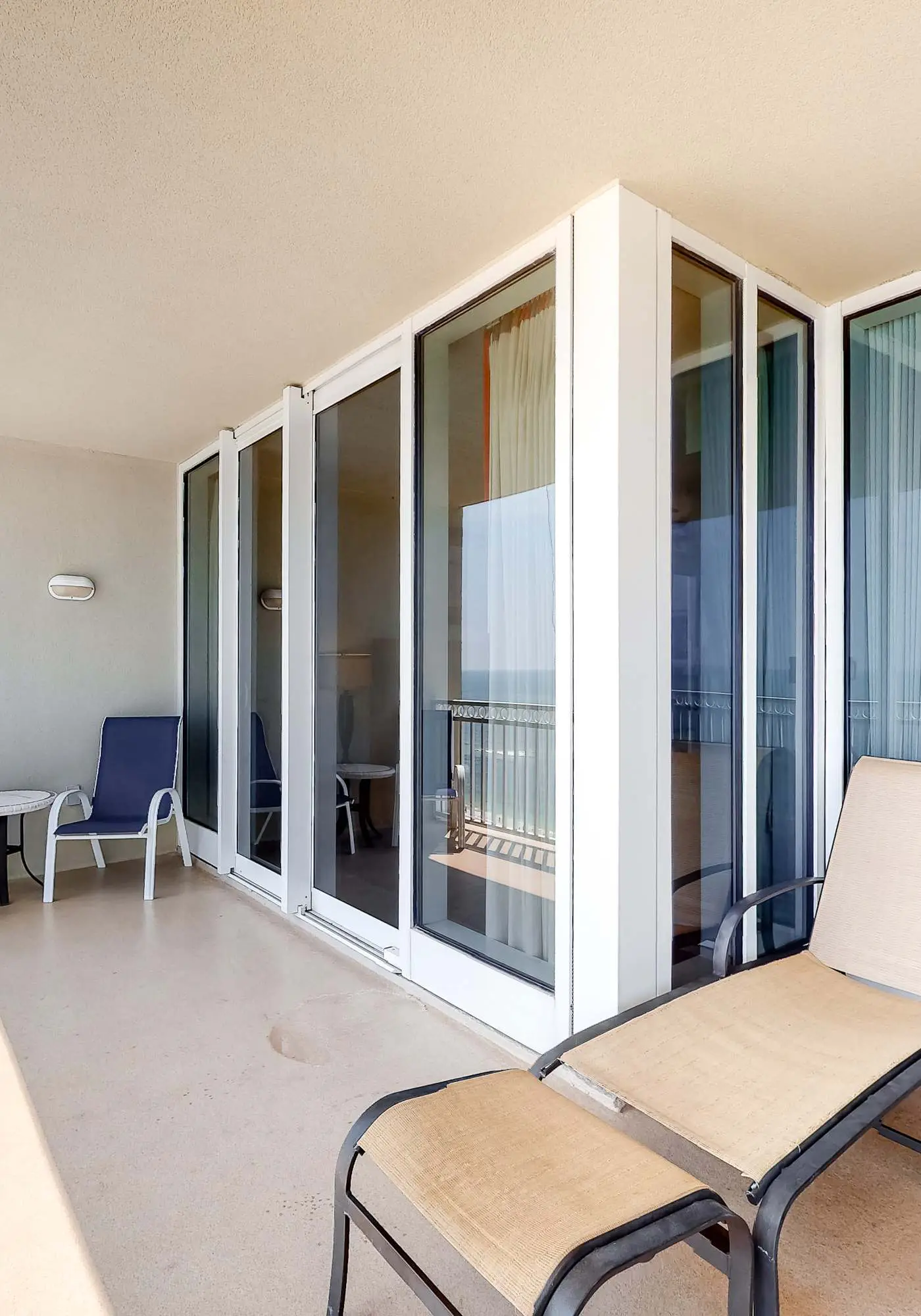Beachfront condo w/ amazing view, balcony & community pool/hot tub/gym