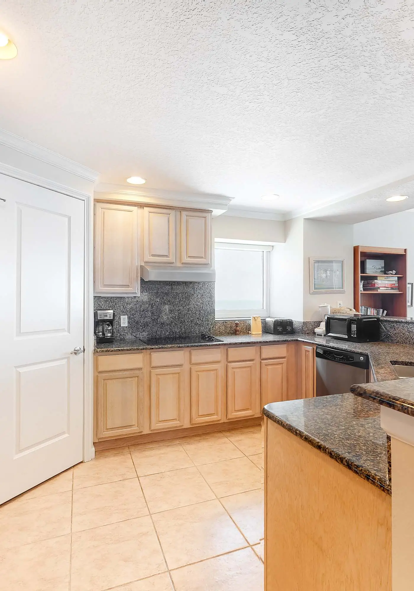 Beachfront condo w/ amazing view, balcony & community pool/hot tub/gym