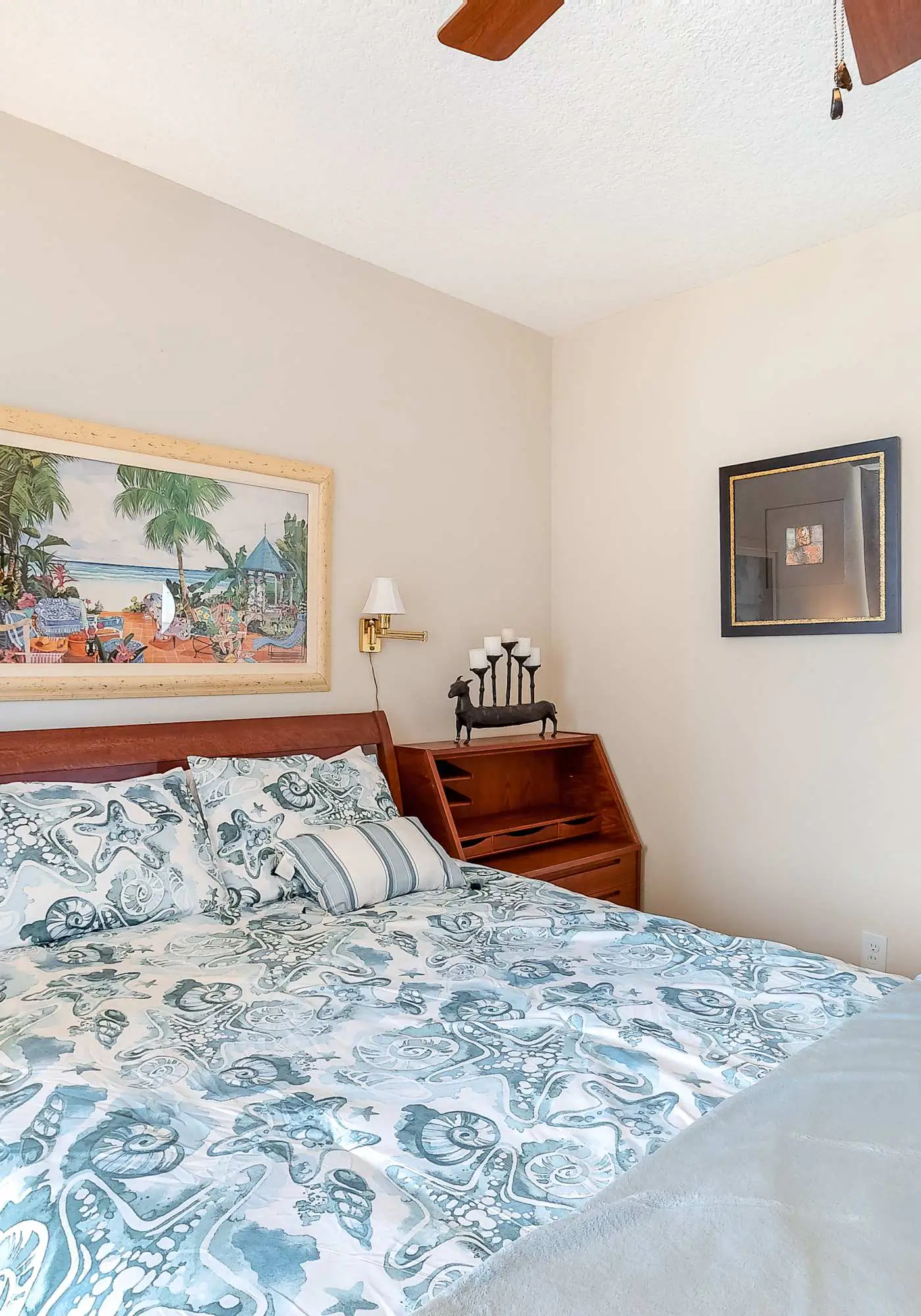 Beachfront condo w/ amazing view, balcony & community pool/hot tub/gym