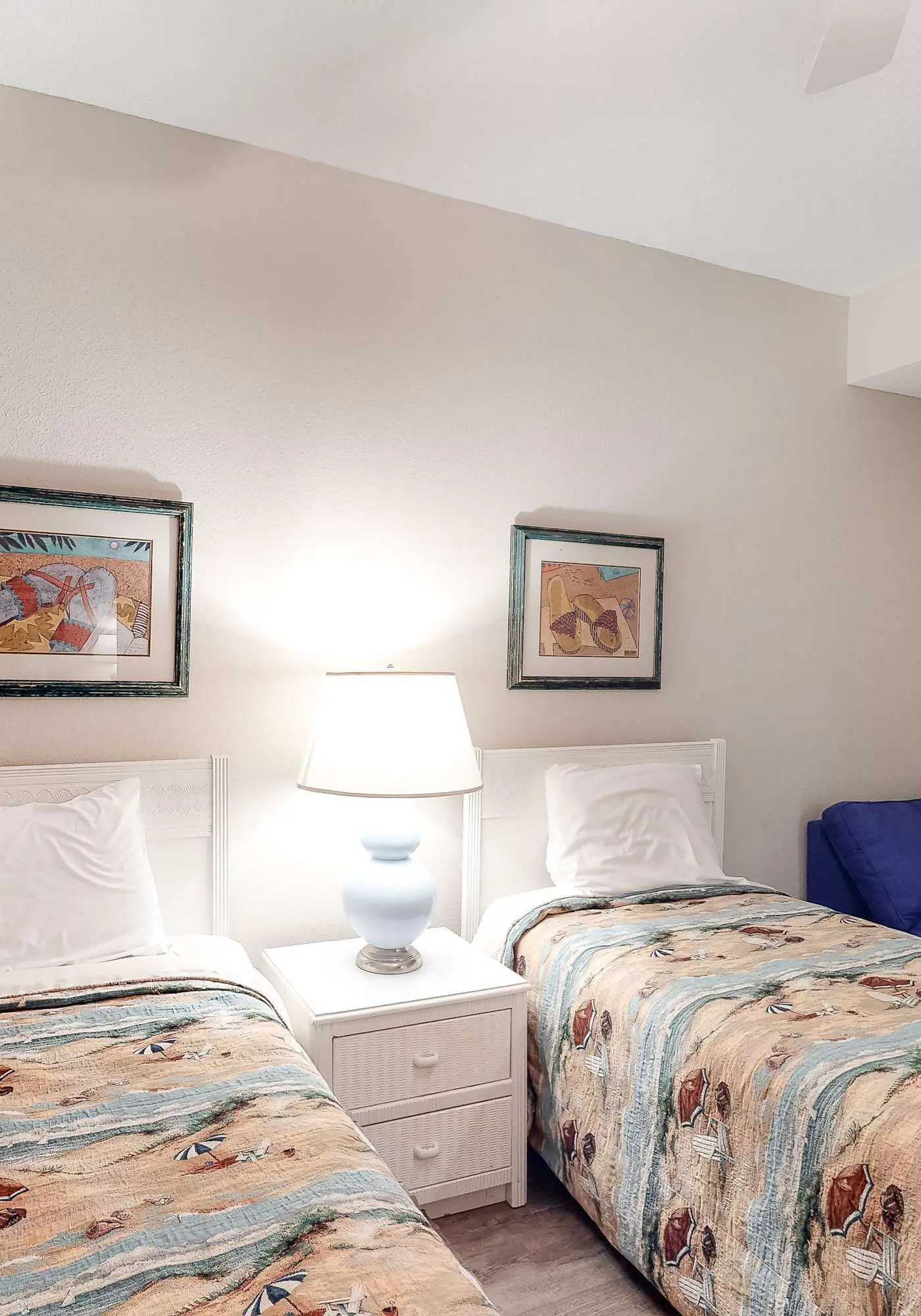 Beachfront condo w/ amazing view, balcony & community pool/hot tub/gym