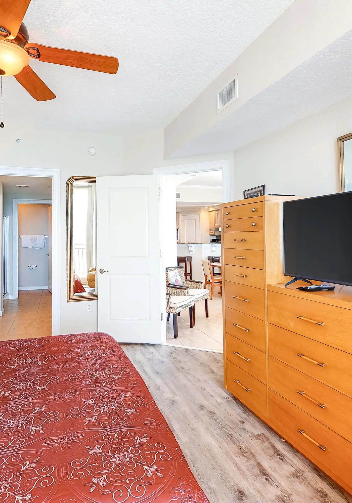 Beachfront condo w/ amazing view, balcony & community pool/hot tub/gym