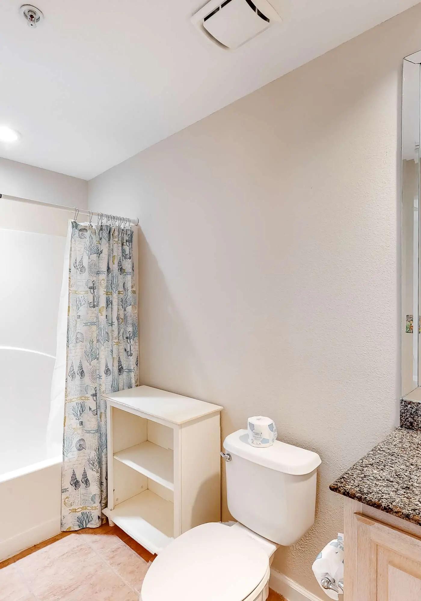 Beachfront condo w/ amazing view, balcony & community pool/hot tub/gym