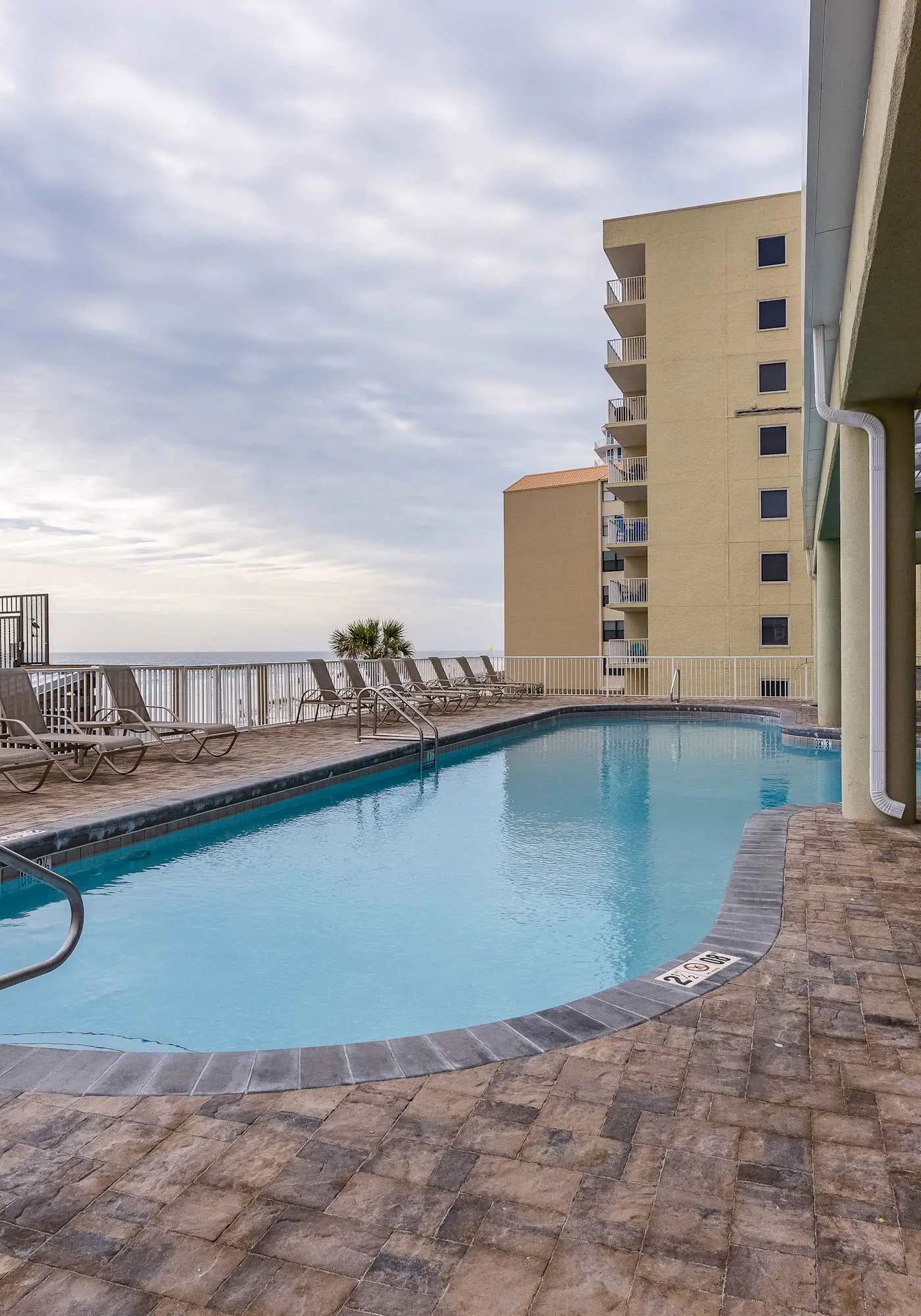 Beachfront condo w/ amazing view, balcony & community pool/hot tub/gym