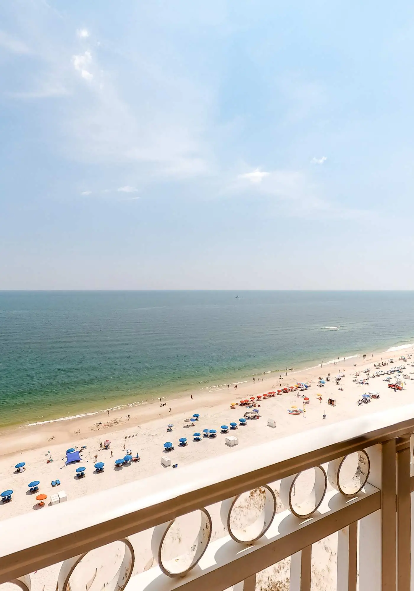 Beachfront condo w/ amazing view, balcony & community pool/hot tub/gym