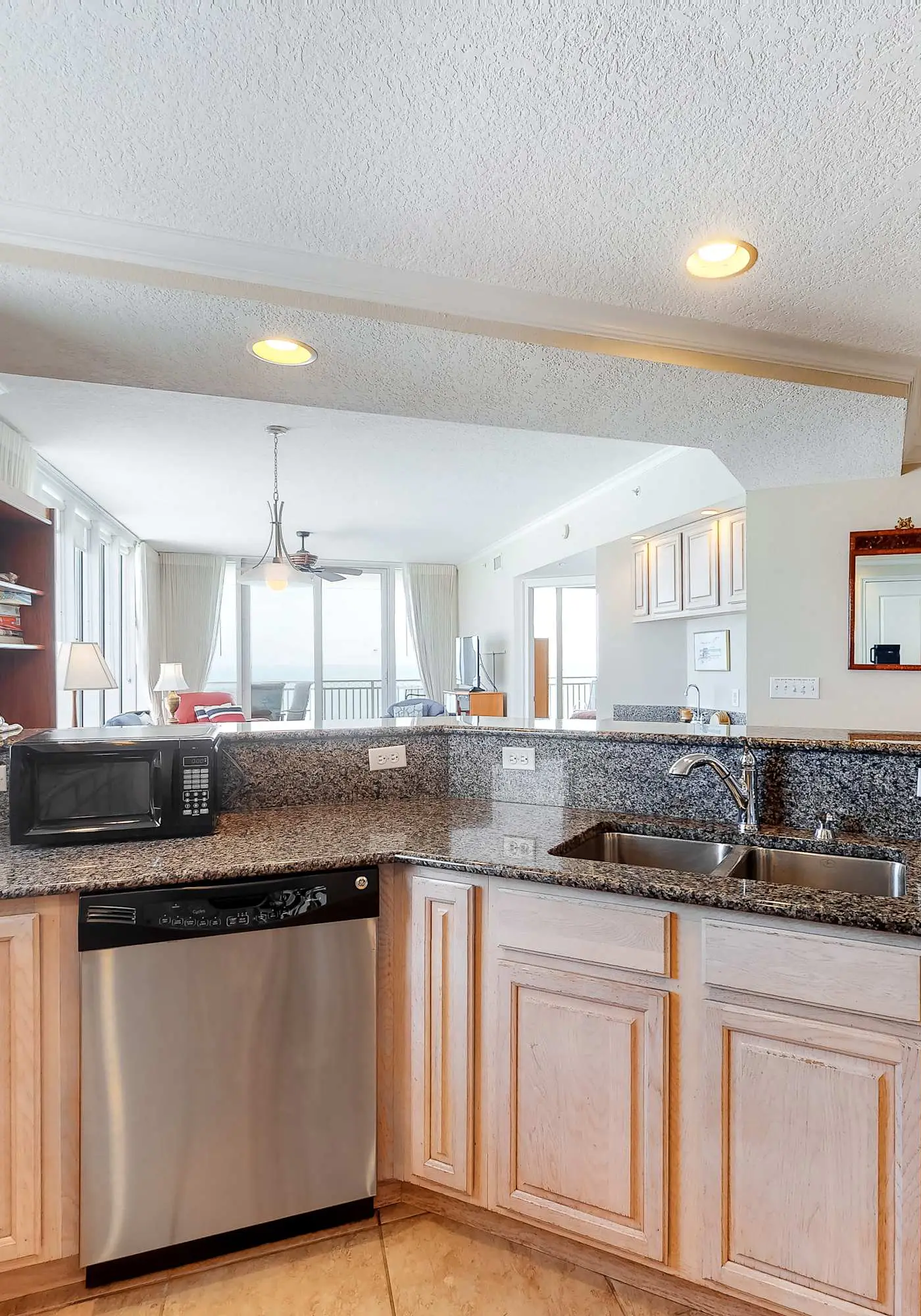 Beachfront condo w/ amazing view, balcony & community pool/hot tub/gym