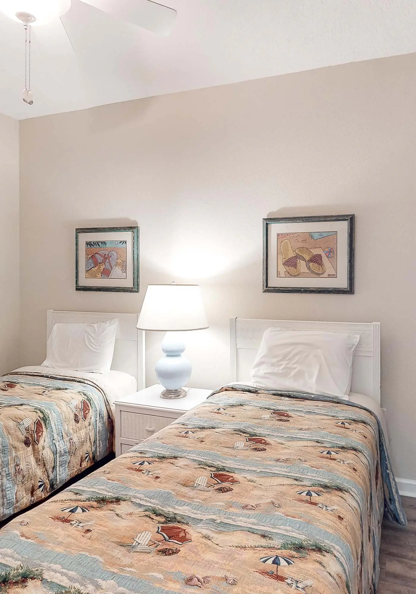 Beachfront condo w/ amazing view, balcony & community pool/hot tub/gym