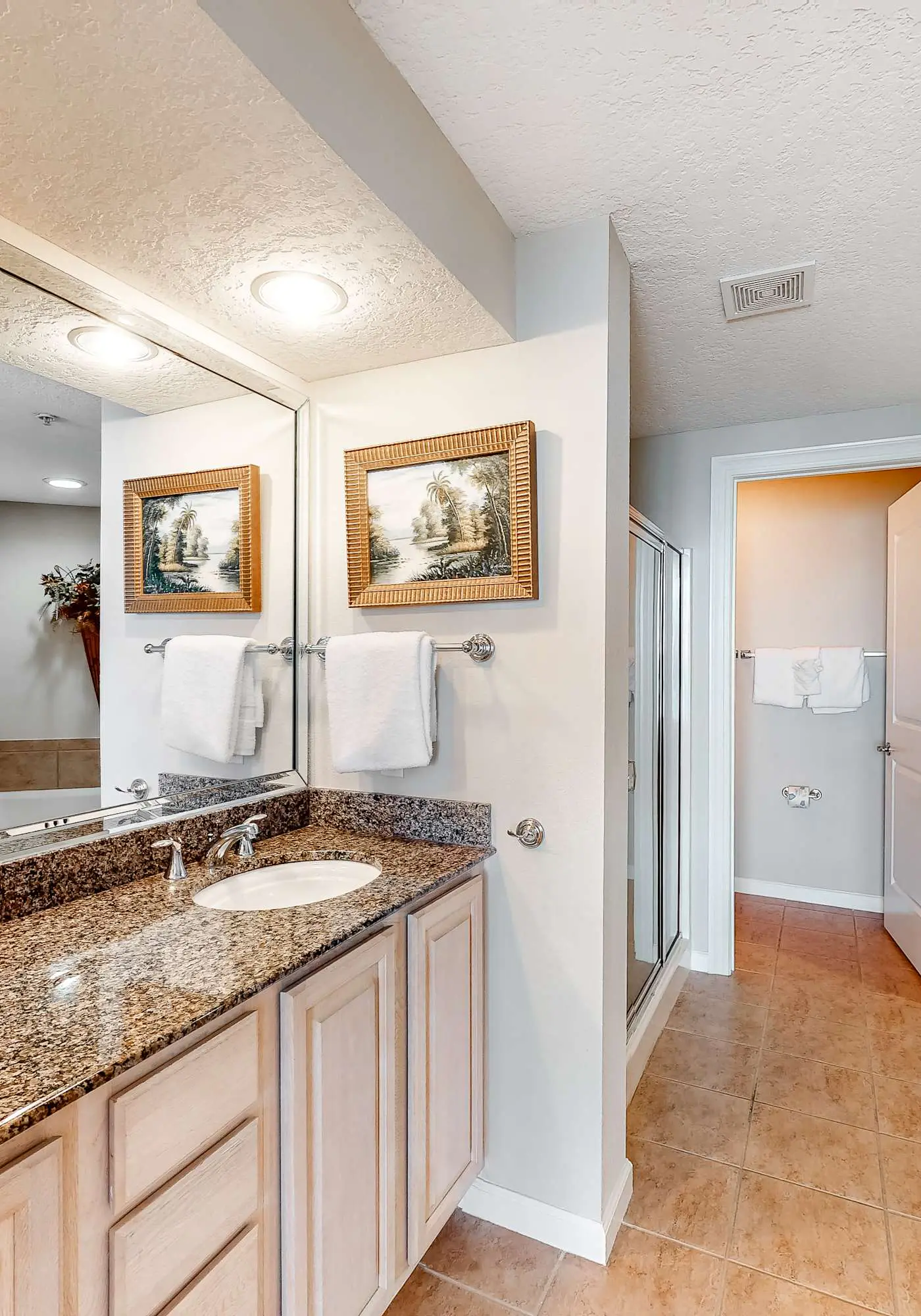 Beachfront condo w/ amazing view, balcony & community pool/hot tub/gym