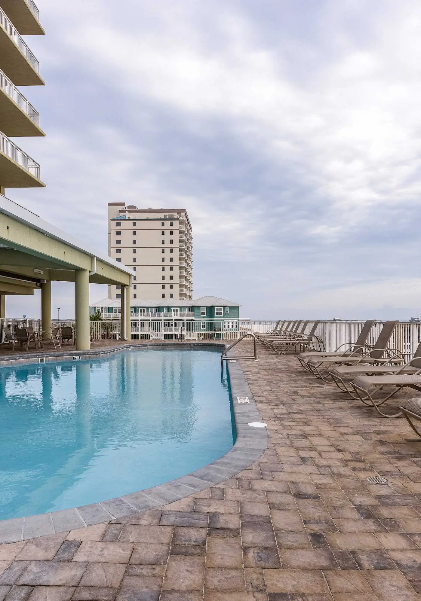 Beachfront condo w/ amazing view, balcony & community pool/hot tub/gym