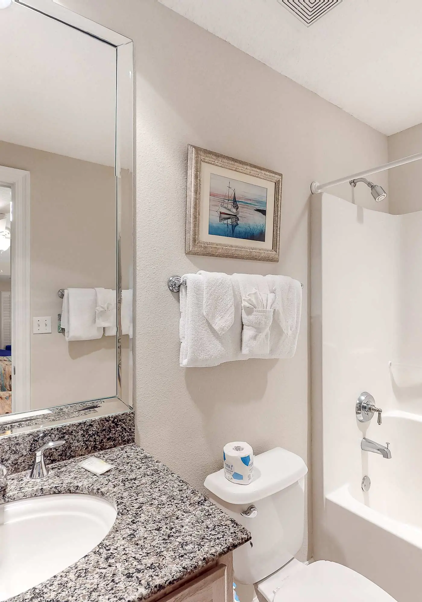Beachfront condo w/ amazing view, balcony & community pool/hot tub/gym