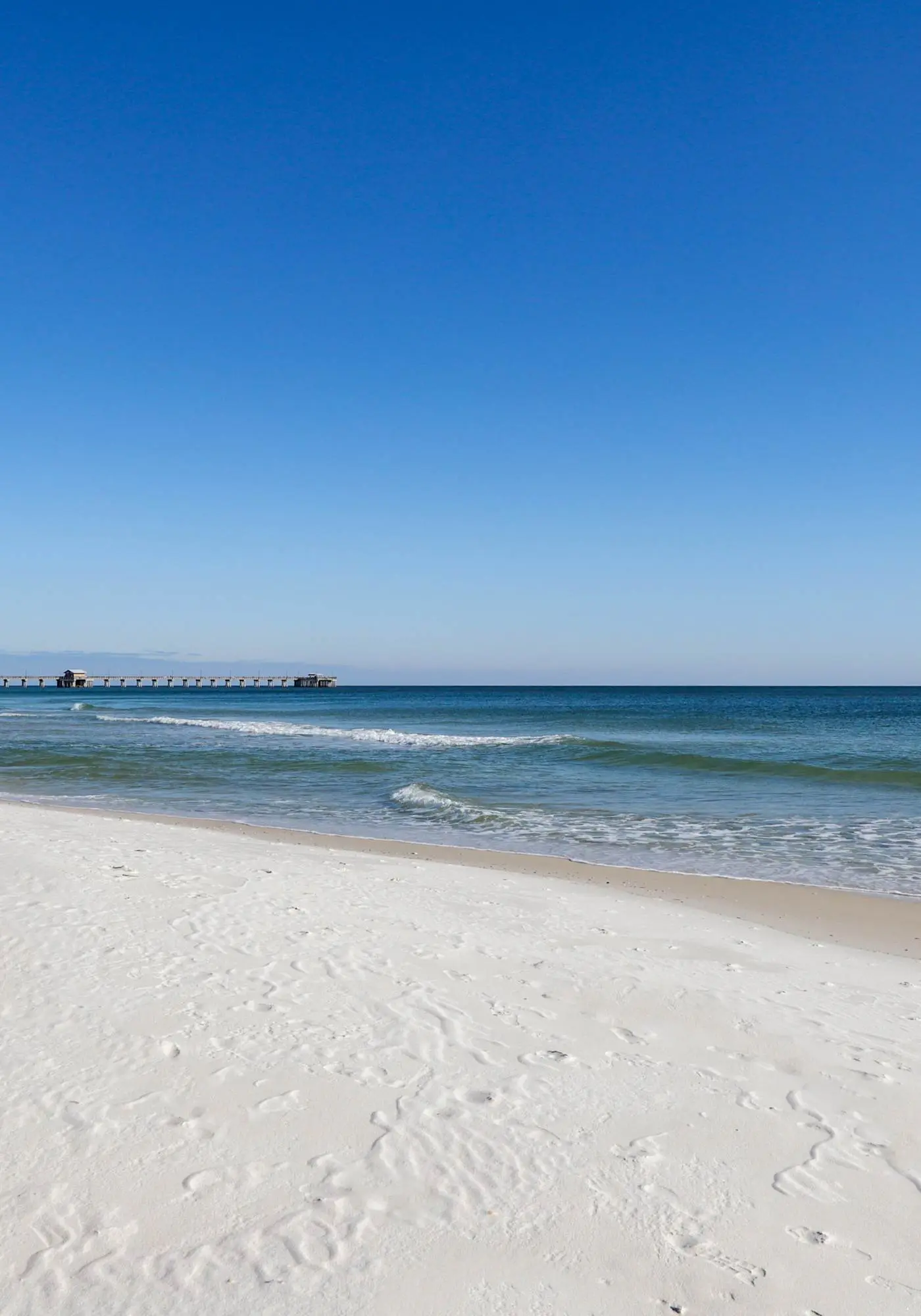 Beachfront condo w/ amazing view, balcony & community pool/hot tub/gym