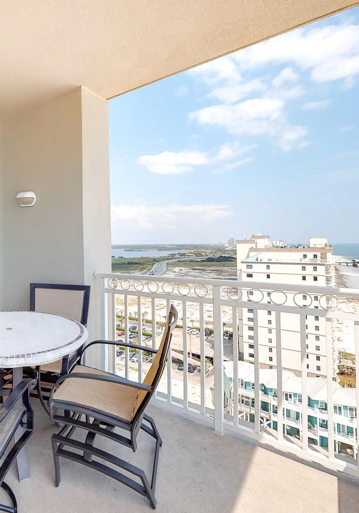 Beachfront condo w/ amazing view, balcony & community pool/hot tub/gym