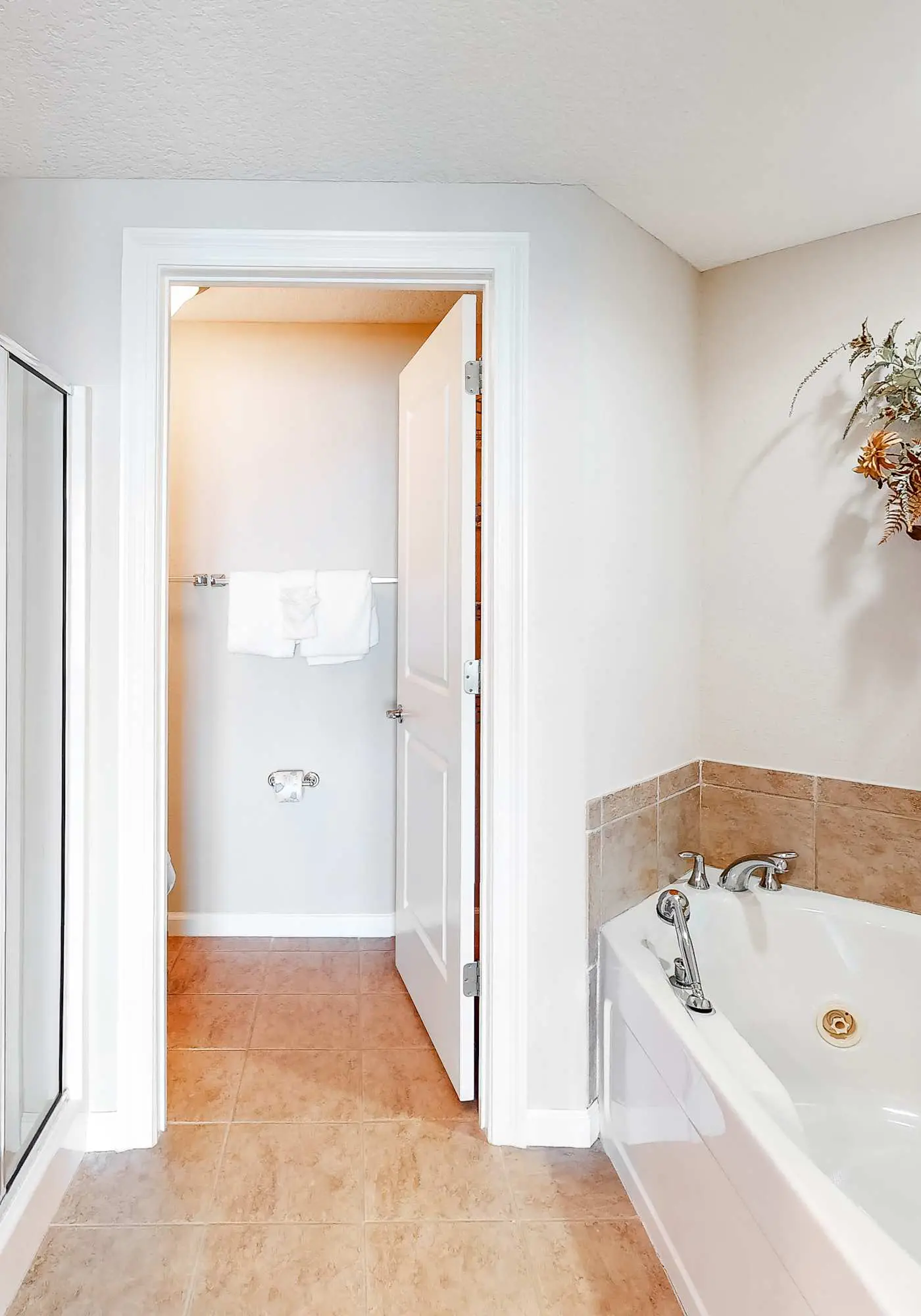 Beachfront condo w/ amazing view, balcony & community pool/hot tub/gym